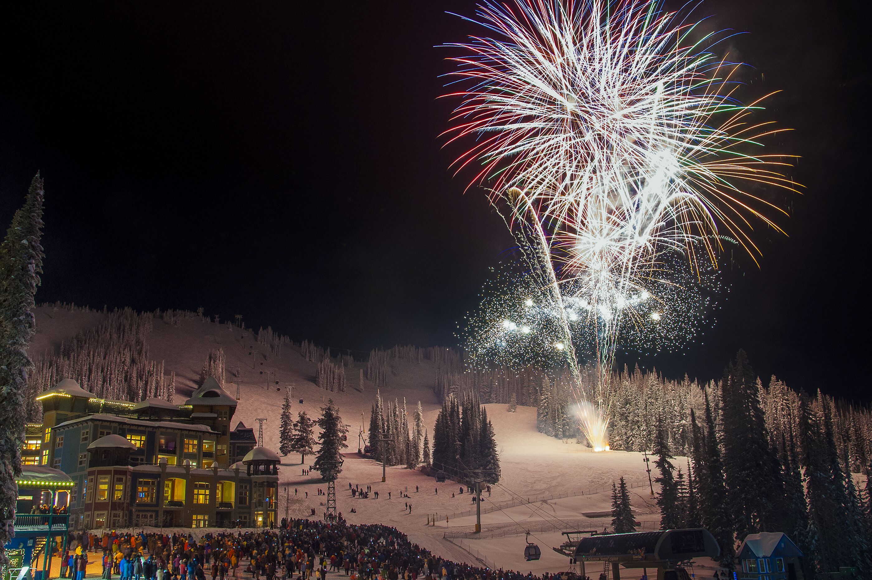 Das beeindruckende Feuerwerk an Heiligabend im Silver Star Mountain Resort in British Columbia