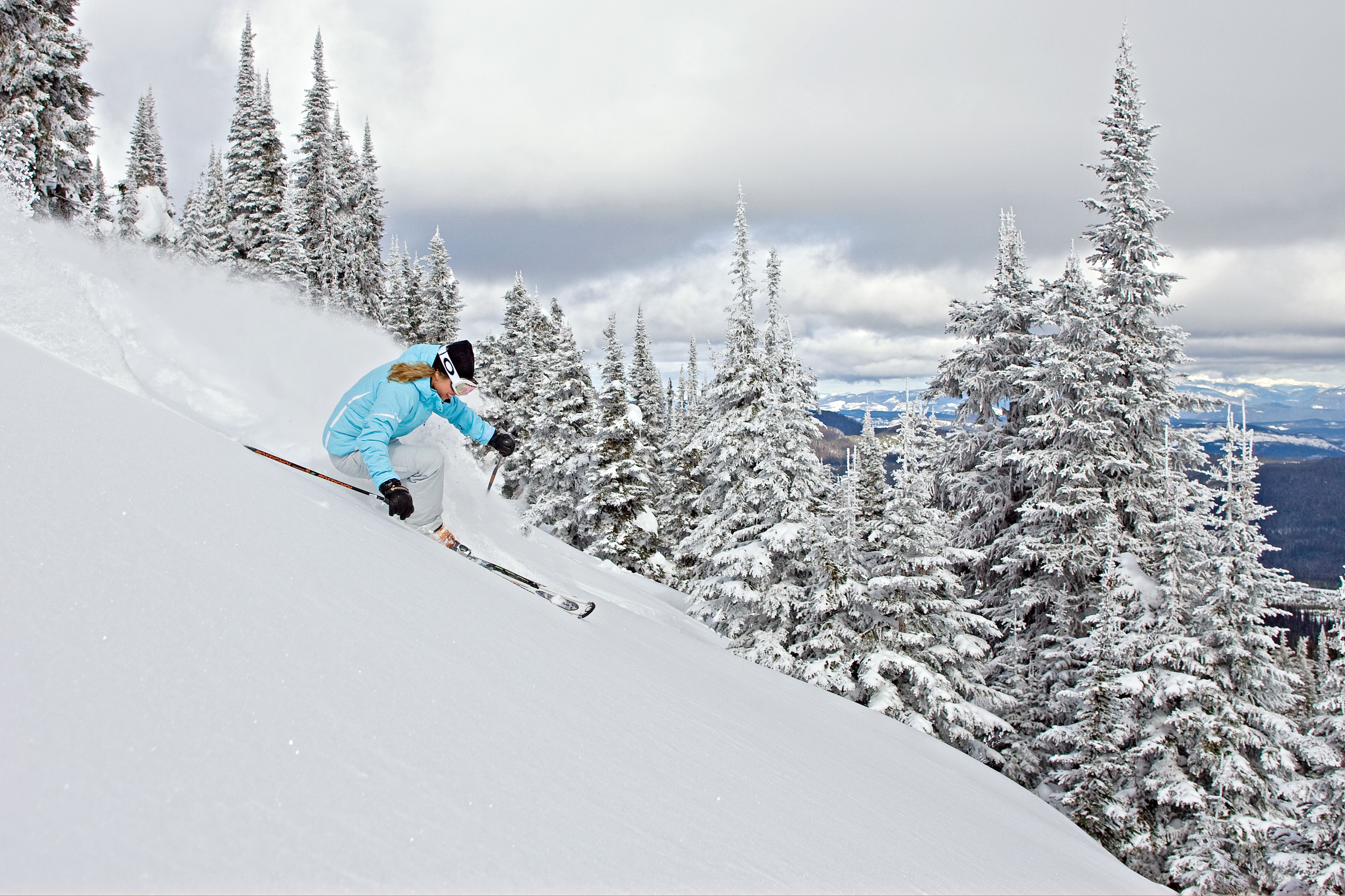 Skifahrerin bei der Abfahrt in North Okanagan