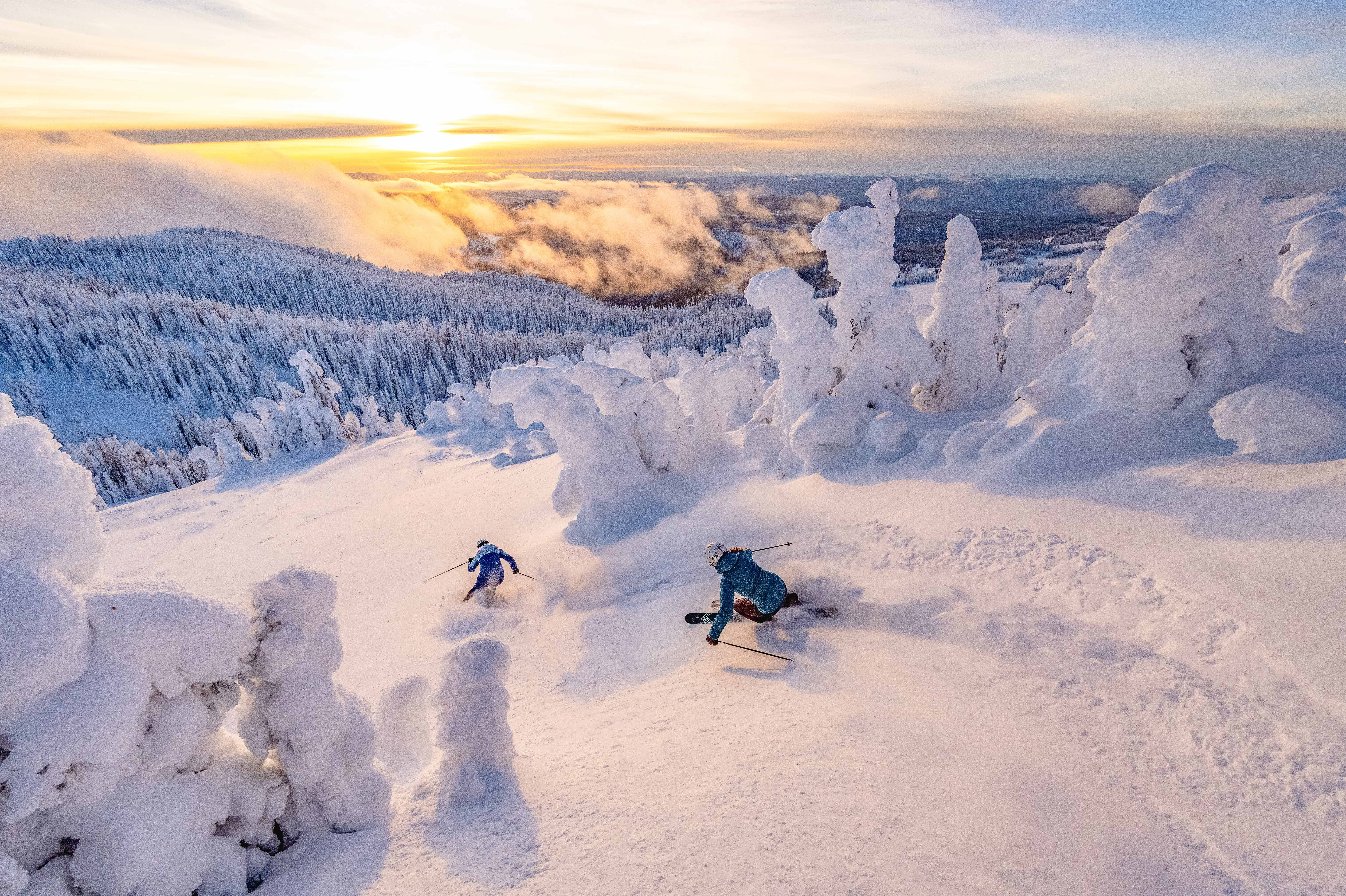 Skifahren durch die verschneite Landschaft im Sun Peaks Resort