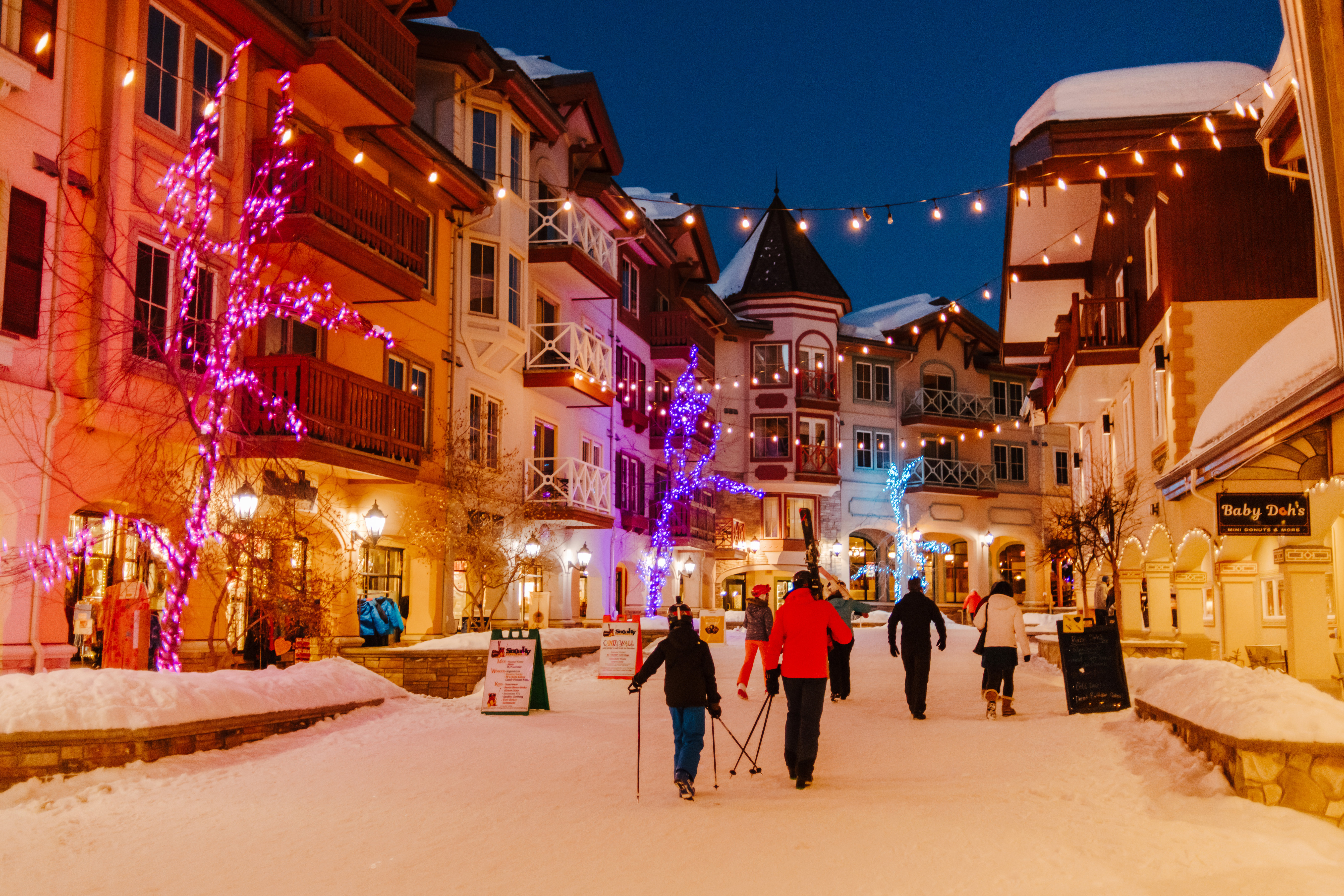 Spaziergang durchs verschneite Sun Peaks Village