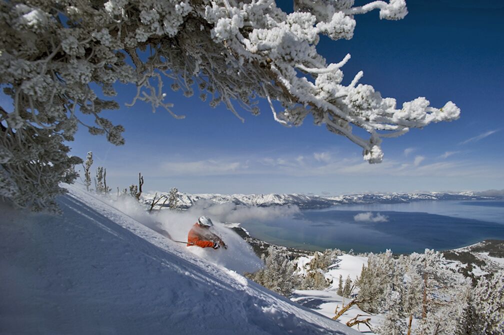 Skifahrer vor Lake-Tahoe-Kulisse