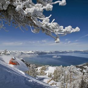 Skifahrer vor Lake-Tahoe-Kulisse