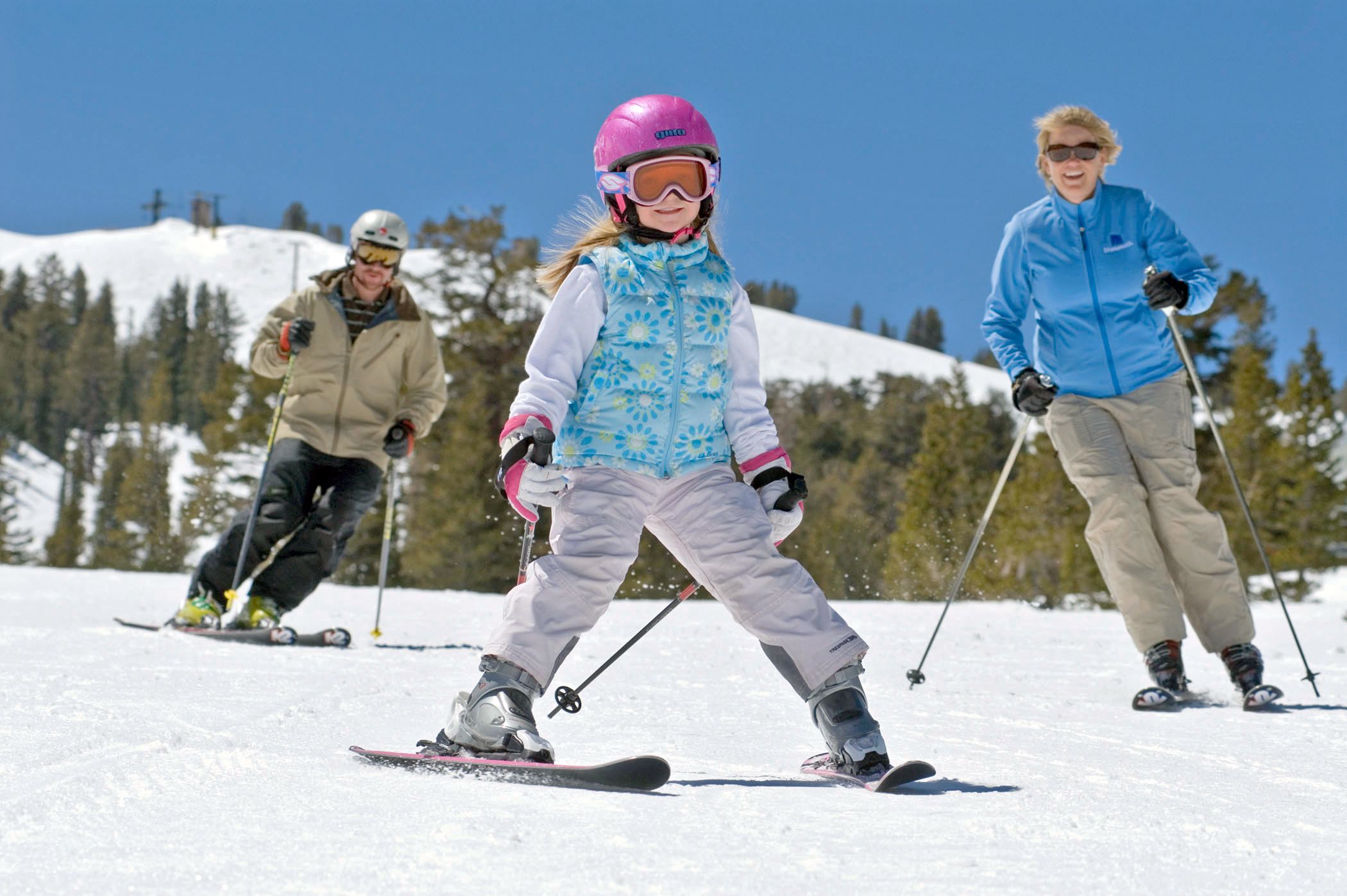 Familie beim Skifahren