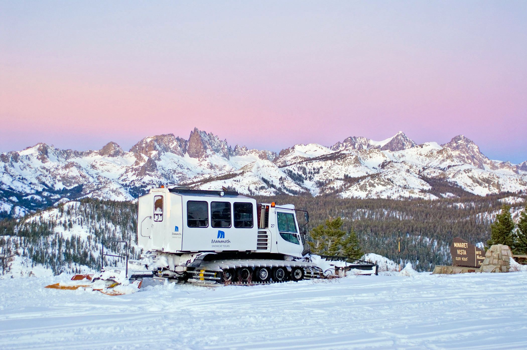 Snowcat vor Bergpanorama