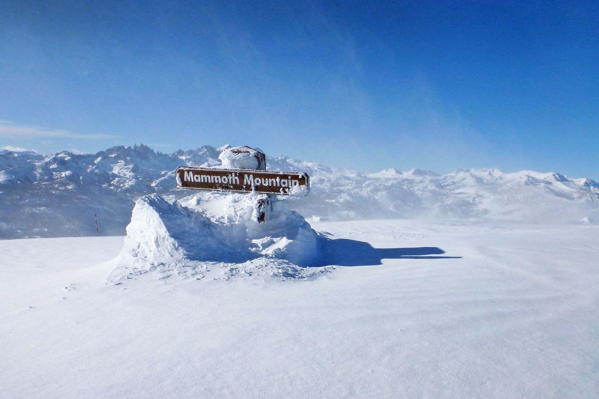 Schild auf der Bergspitze des Mammoth Mountains; Kalifornien