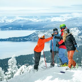 Skifahrer nÃ¶rdlich des Lake Tahoe in Kalifornien