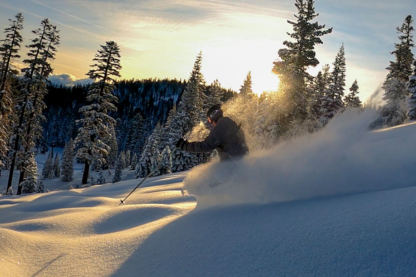Im Sonnenuntergang den Hang herunterfahren in Northstar