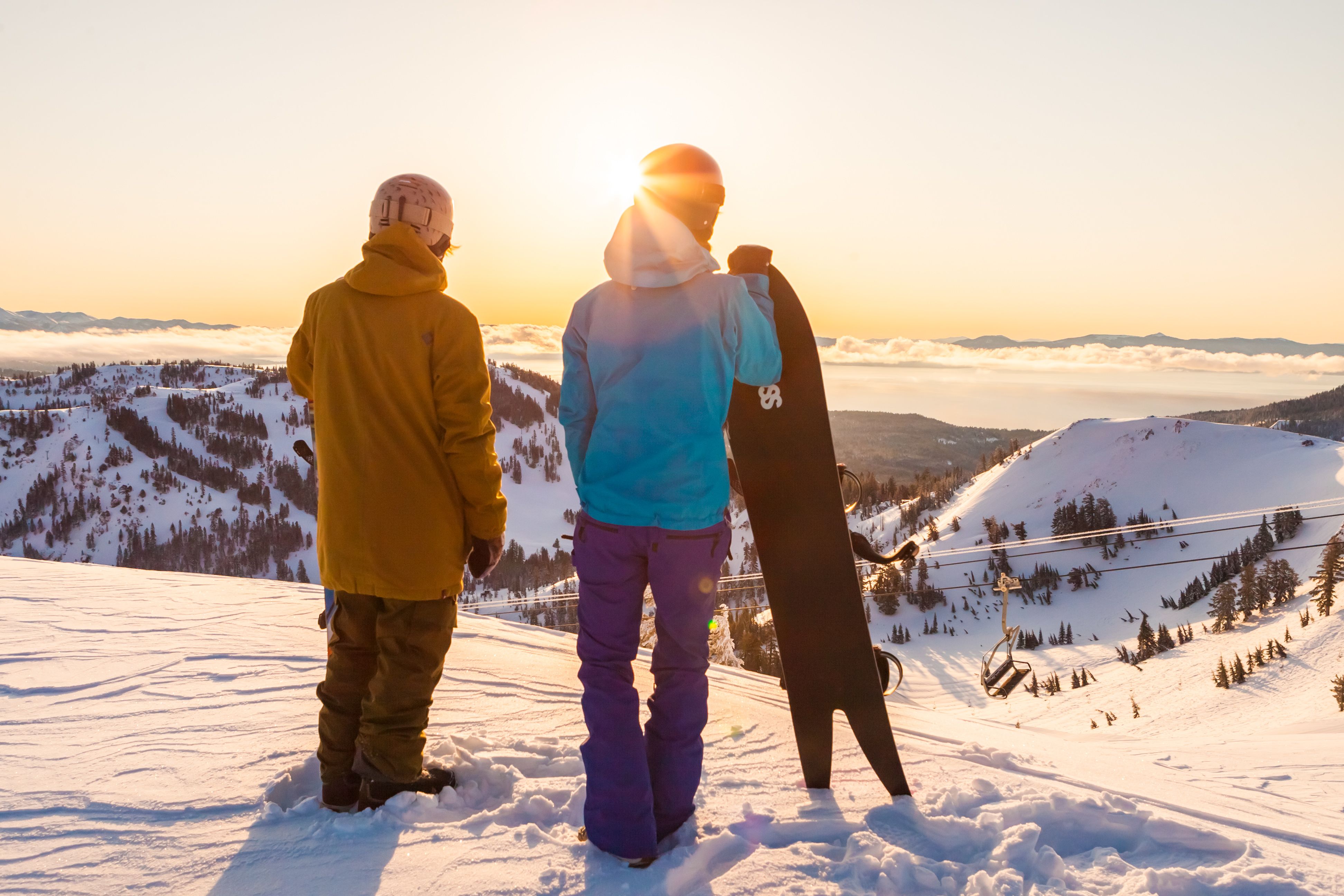 Snowboarden im Skigebiet Alpine Meadows im Olympic Valley