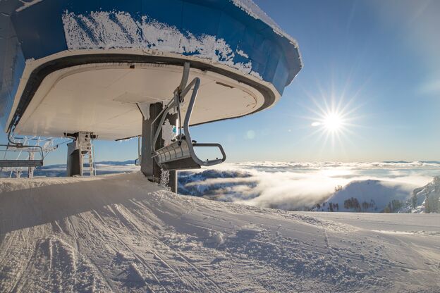 Die Aussicht des Squaw Valley und Alpine Meadows Skigebiet aus dem Skilift heraus genießen Die Aussicht des Squaw Valley und Alpine Meadows Skigebiet aus dem Skilift heraus genießen