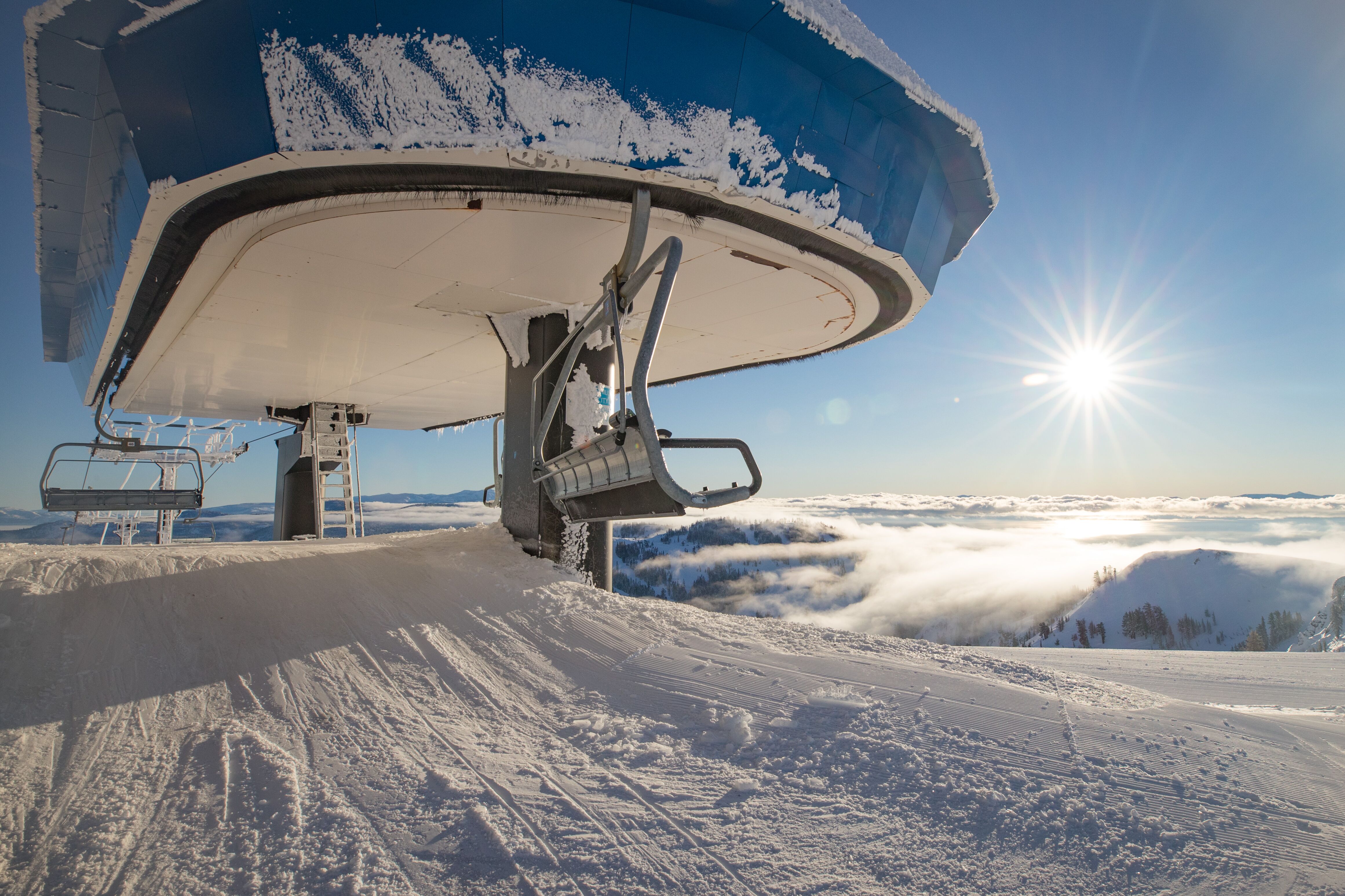 Die Aussicht des Squaw Valley und Alpine Meadows Skigebiet aus dem Skilift heraus genießen