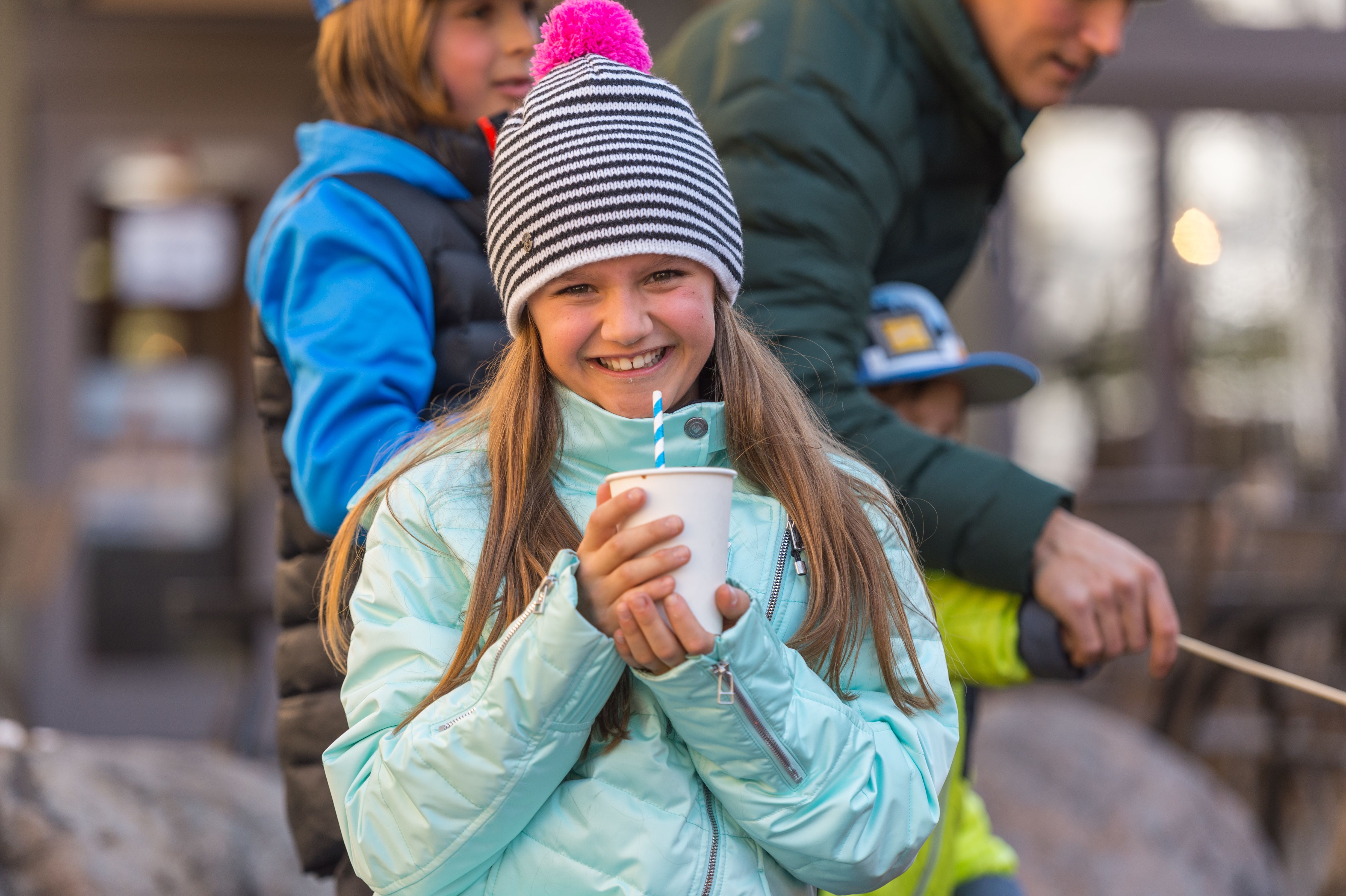 An einer Feuerstelle im Squaw Valley eine heiße Schokolade genießen