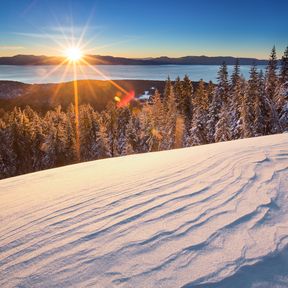 Aussicht über das Skigebiet Squaw Valley und Alpine Meadows