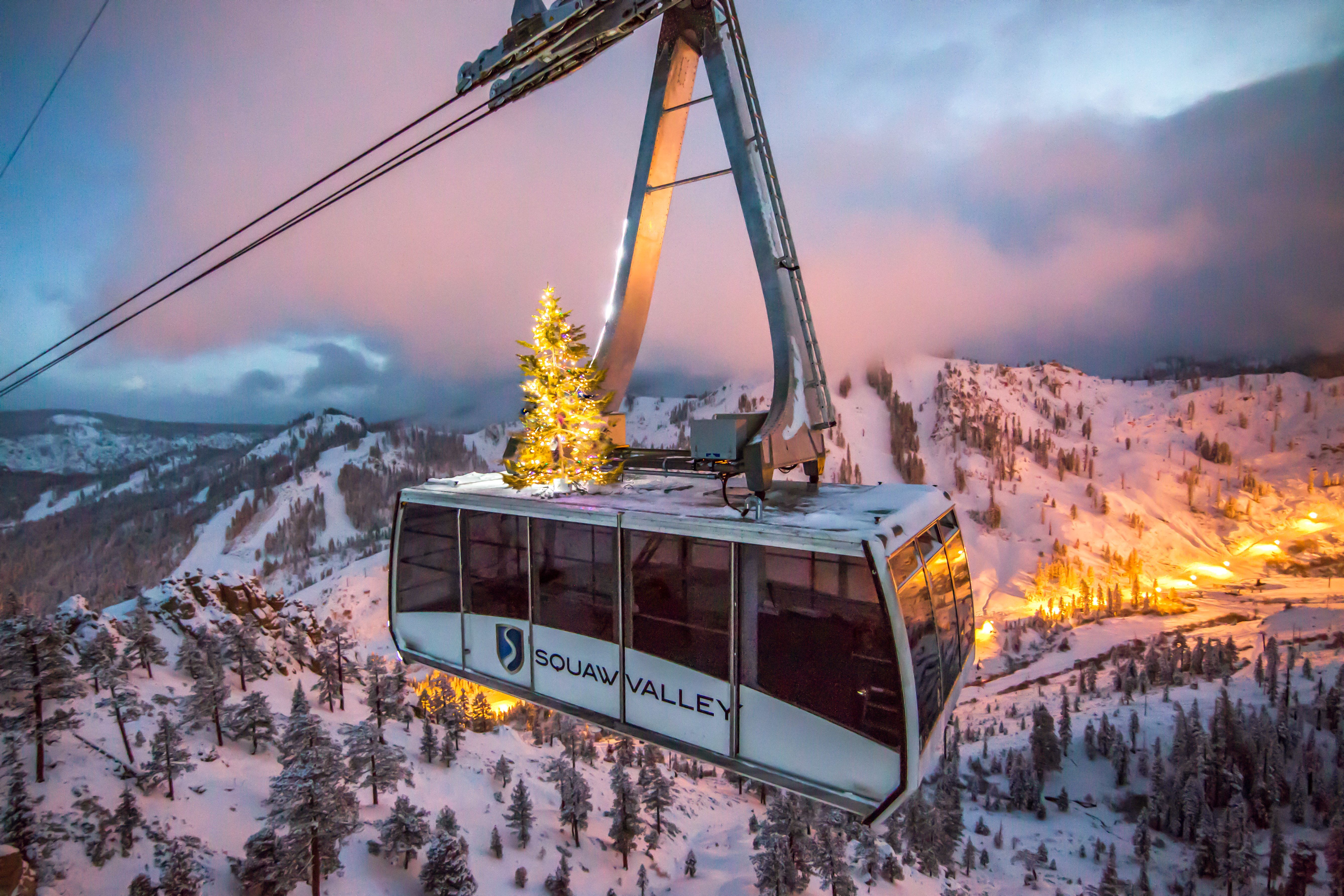 Die Aussicht auf das Skigebiet Squaw Valley aus der Gondel heraus genießen