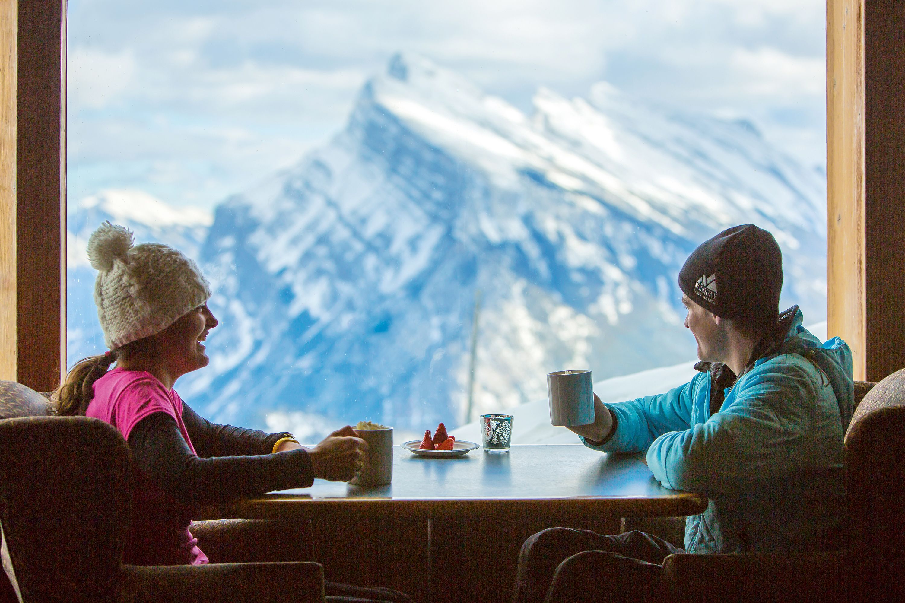 Ein PÃ¤rchen wÃ¤rmt sich bei heiÃŸen Getr