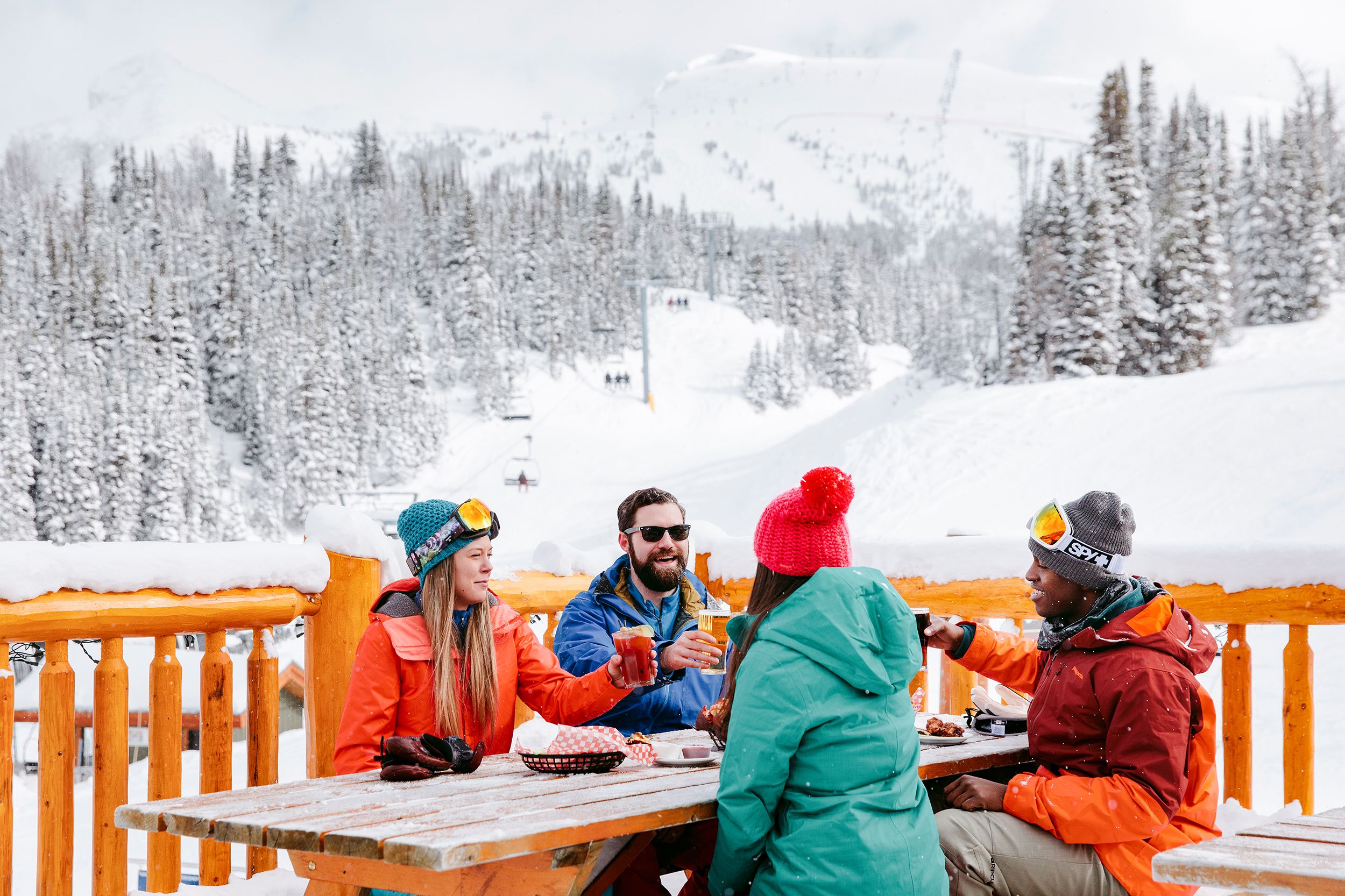 Personengruppe auf einer Terrasse im Sunshine Village, Kanada