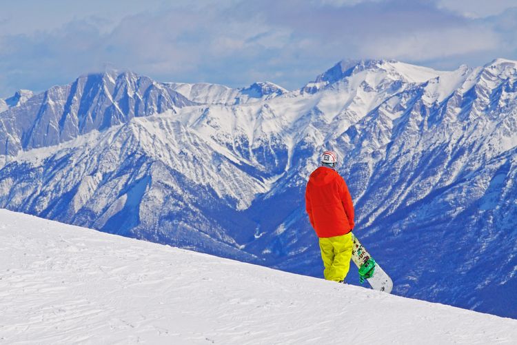 Snowboarder geniesst die Aussicht