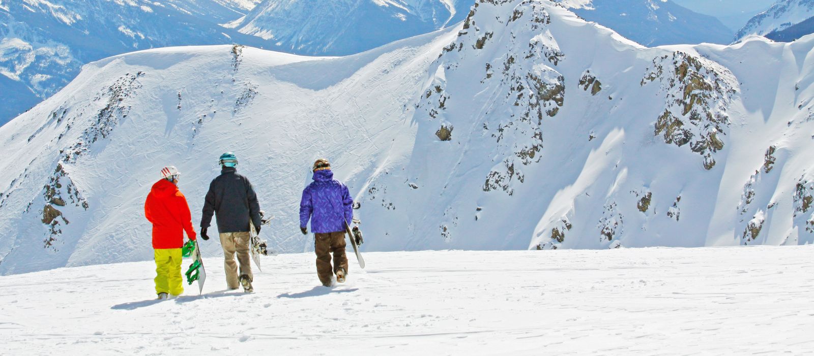 Drei Snowboarder geniessen die Aussicht