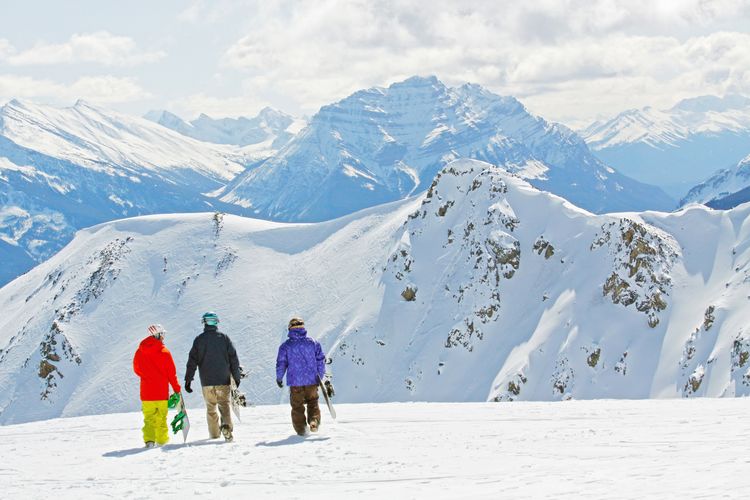 Drei Snowboarder geniessen die Aussicht