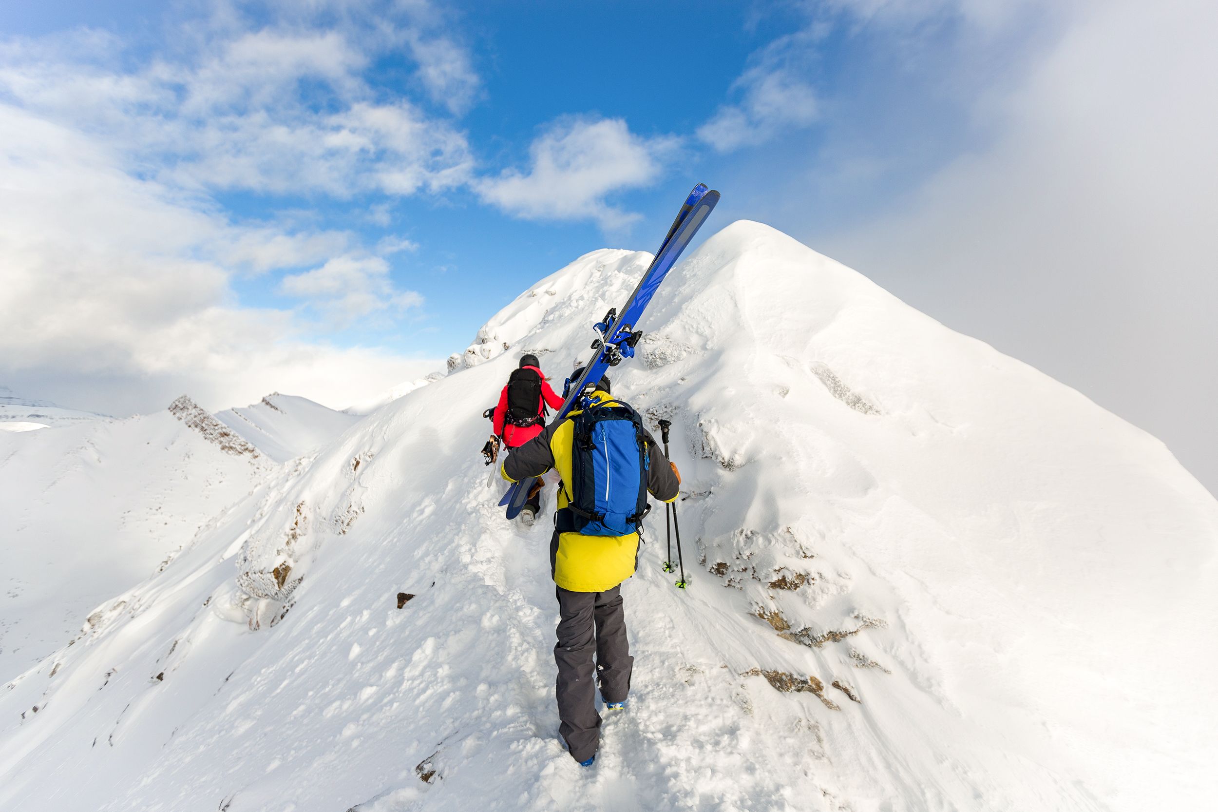 Snowboarderin und Skifahrer im Lake Louise Ski Resort in Kanada