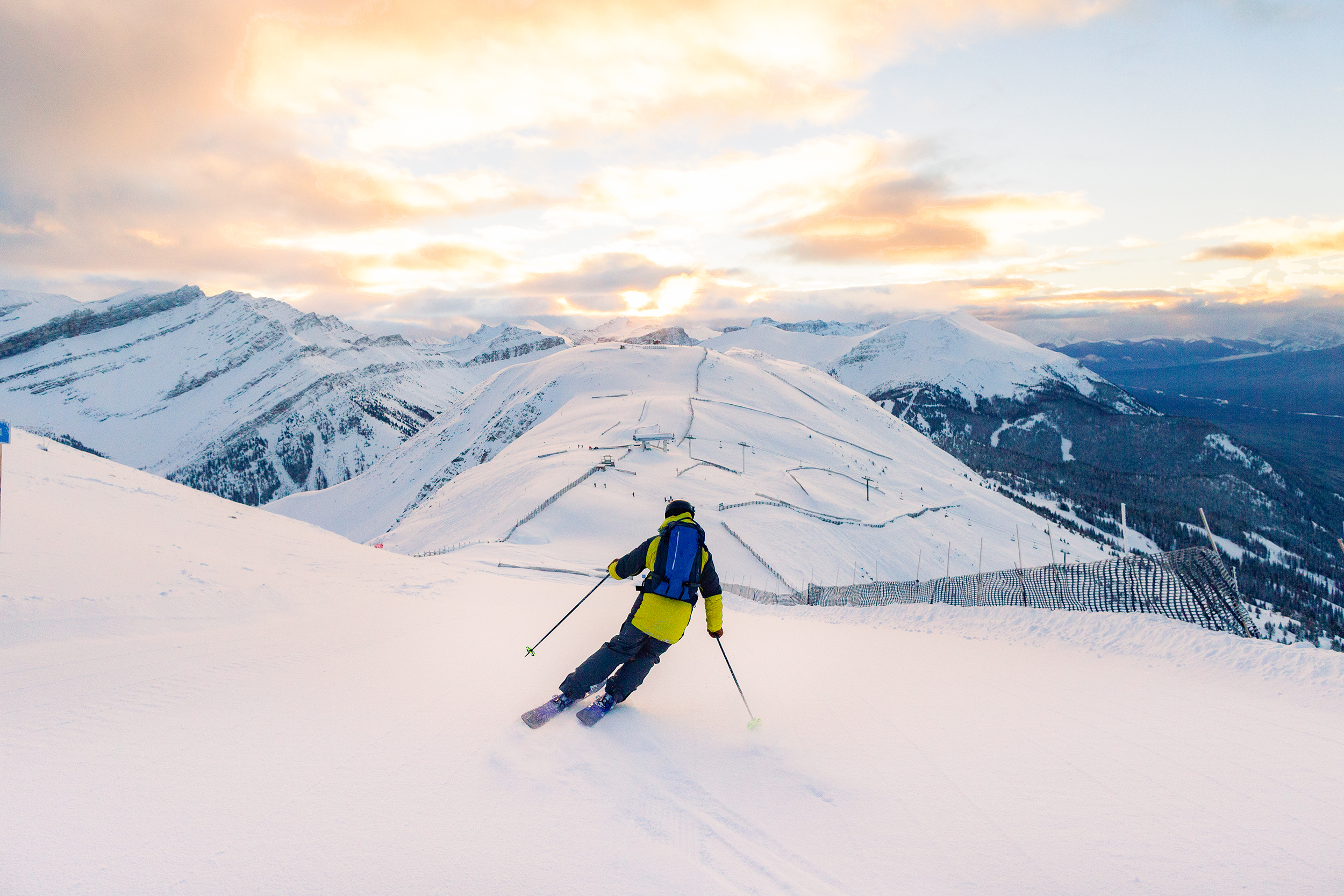 Skifahrer im Lake Louise Ski Resort in Kanada