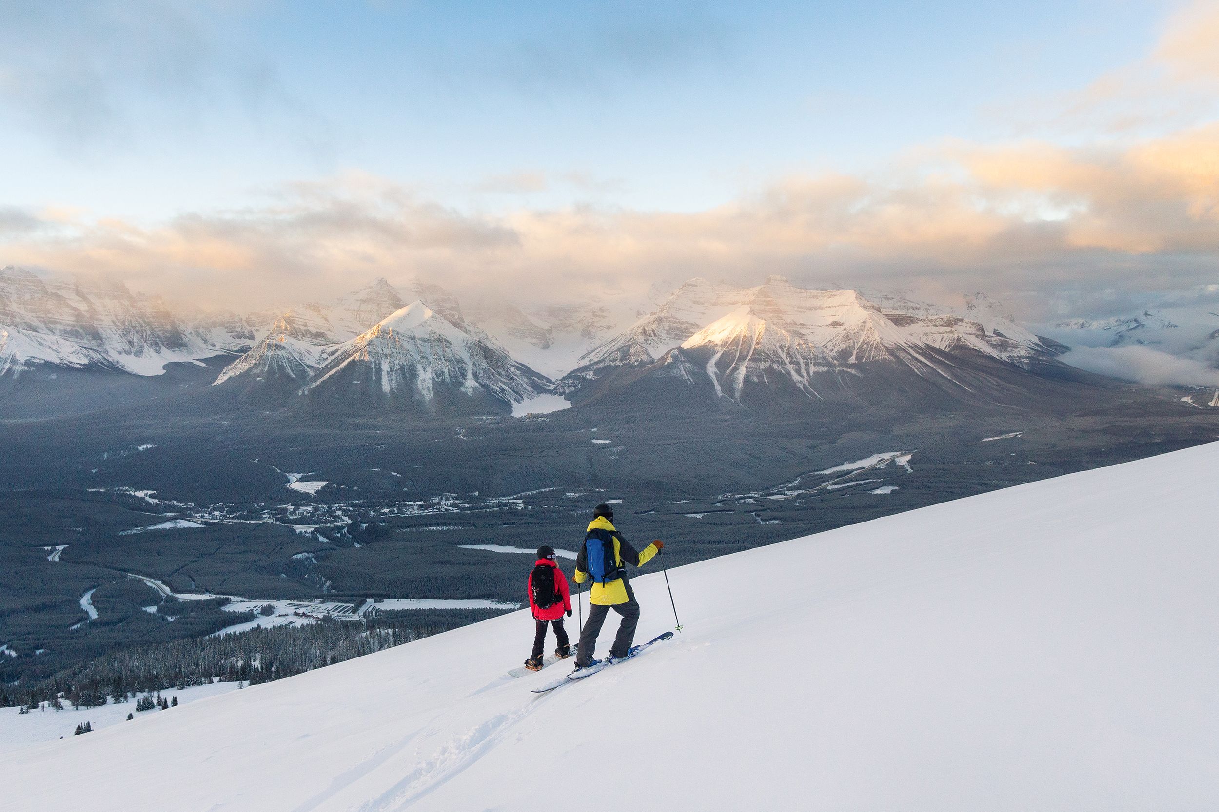 Snowboarderin und Skifahrer im Lake Louise Ski Resort in Kanada
