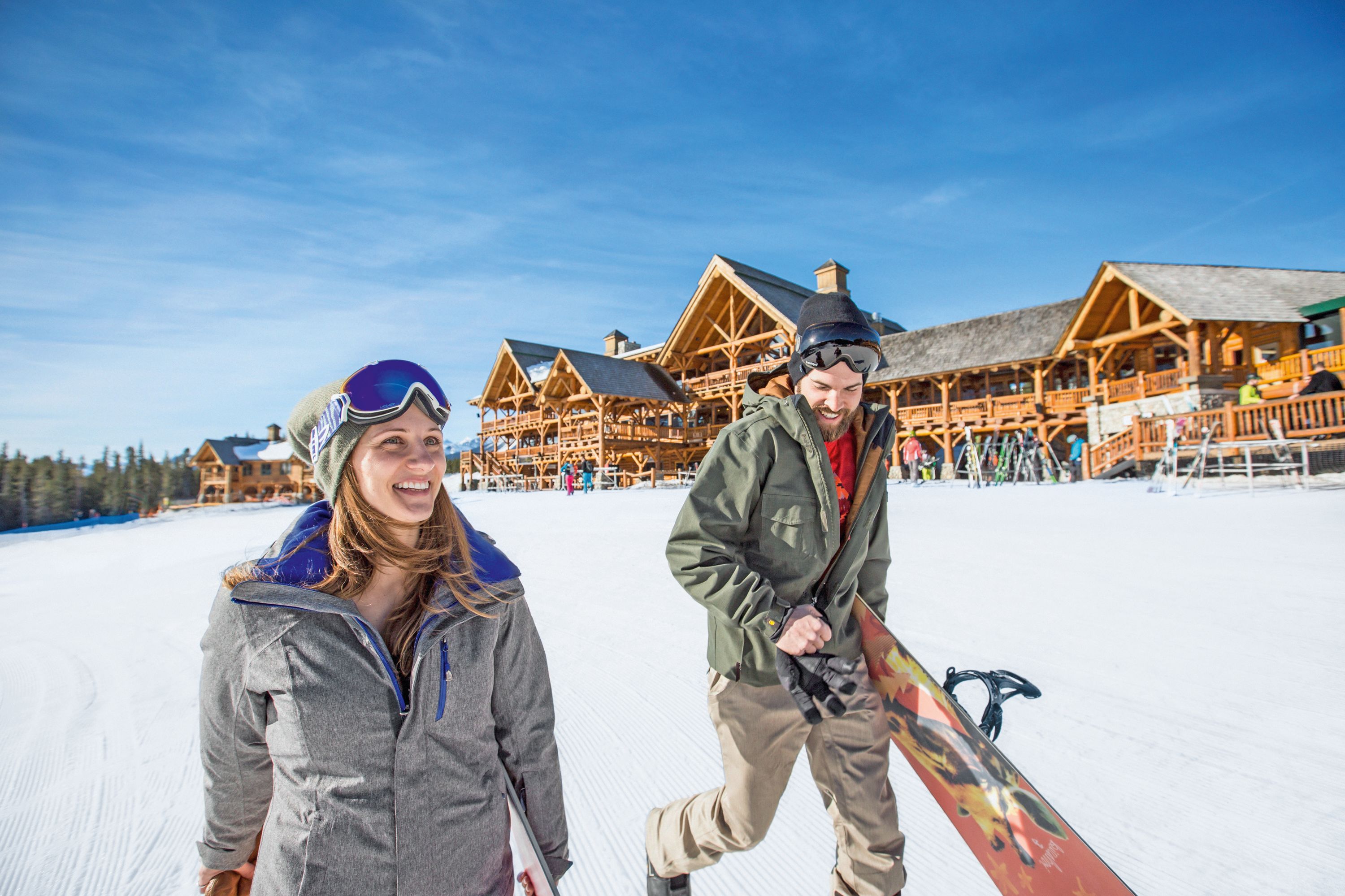 Ein PÃ¤rchen auf dem Weg zum Snowboarden