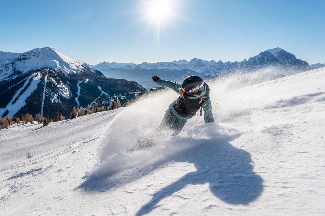 Kurvenreiche Abfahrt am Lake Louise Skigebiet