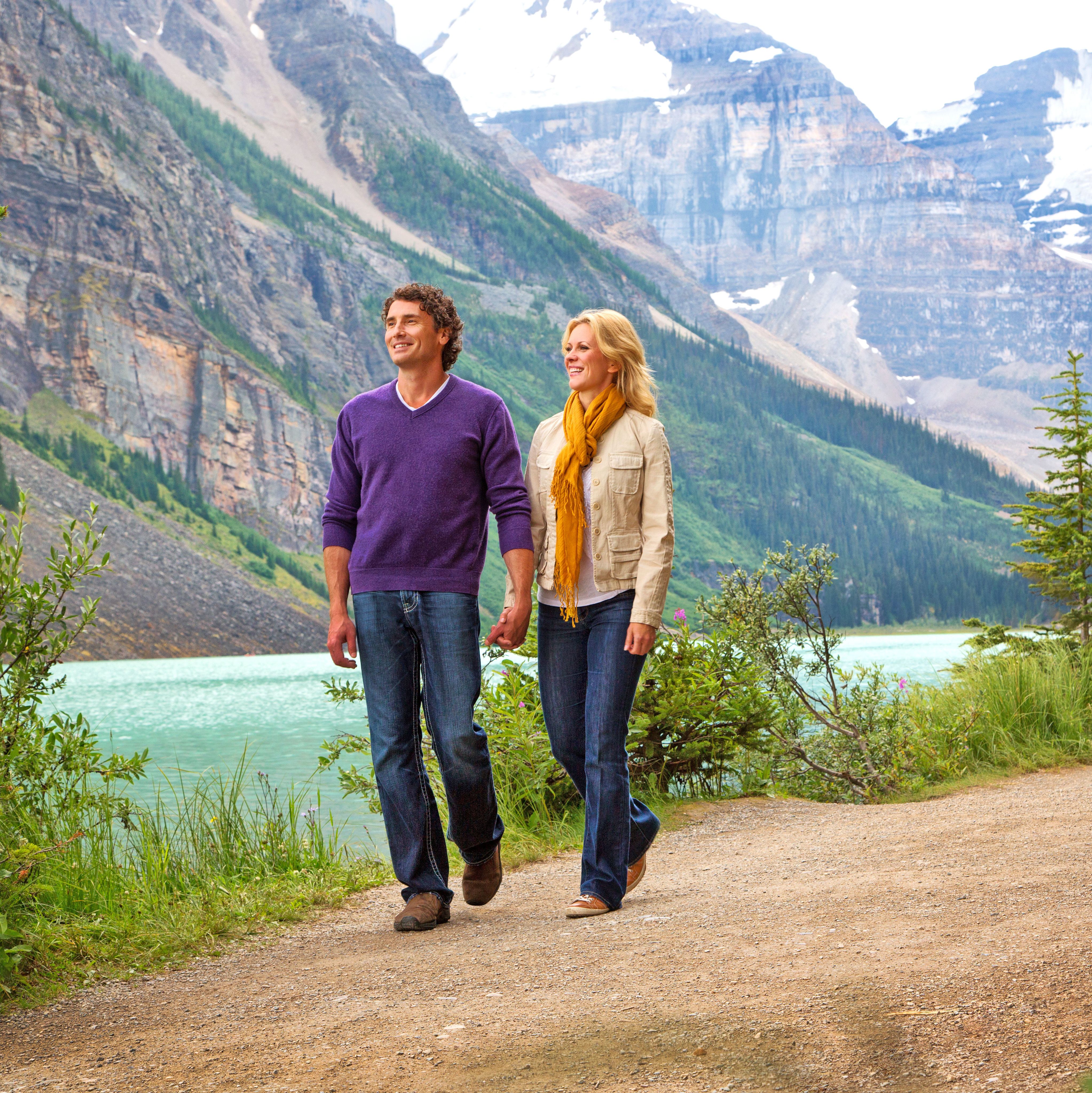 Spaziergang am Ufer des Lake Louise beim Fairmont Chateau, Alberta