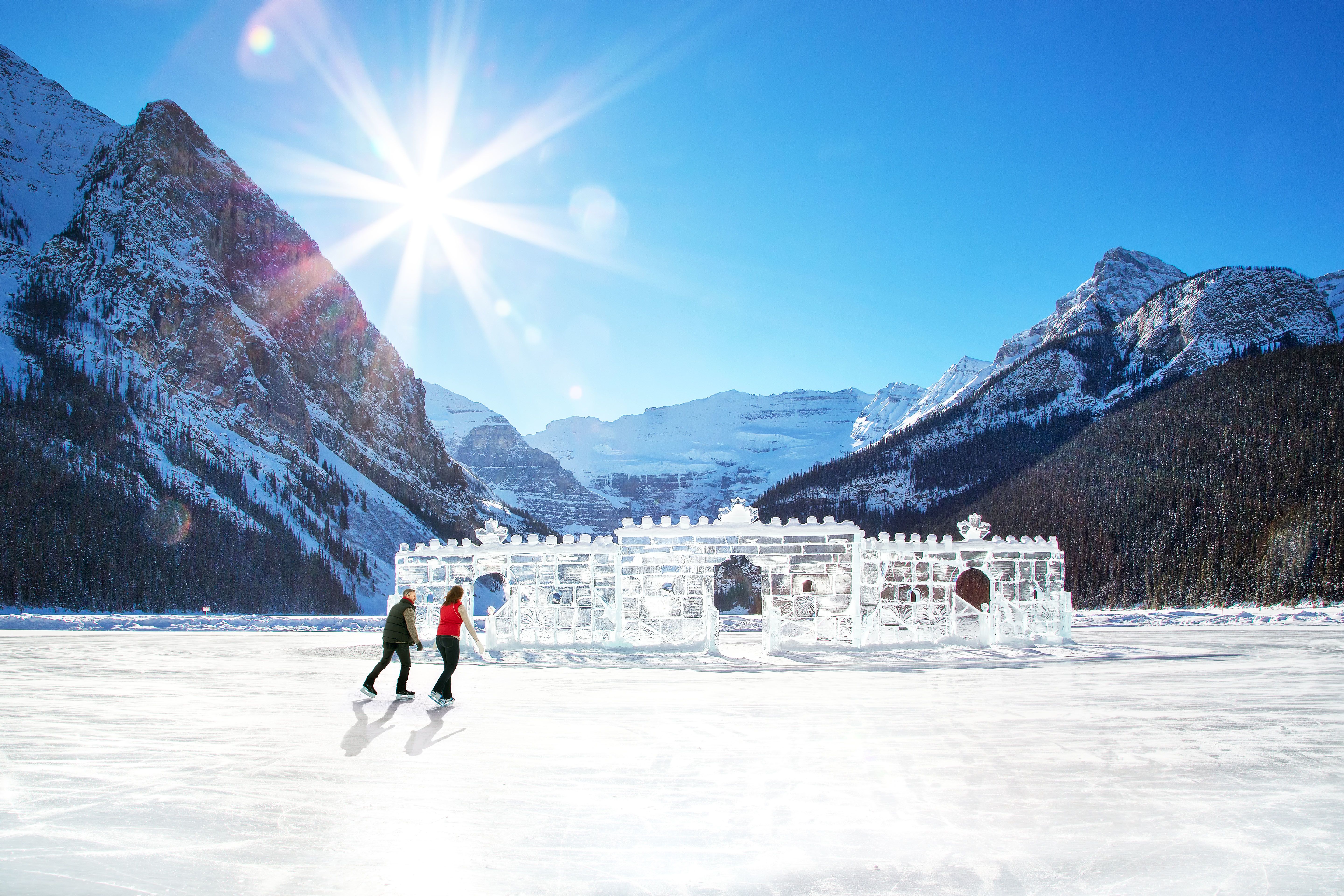 Каток на озере. Lake Louise в Канаде зимой. Каток на озере Лейк-Луис.