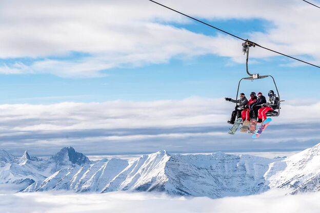 Snowboarder in einem Skilift des Sunshine Villages Snowboarder in einem Skilift des Sunshine Villages