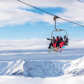 Snowboarder in einem Skilift des Sunshine Villages