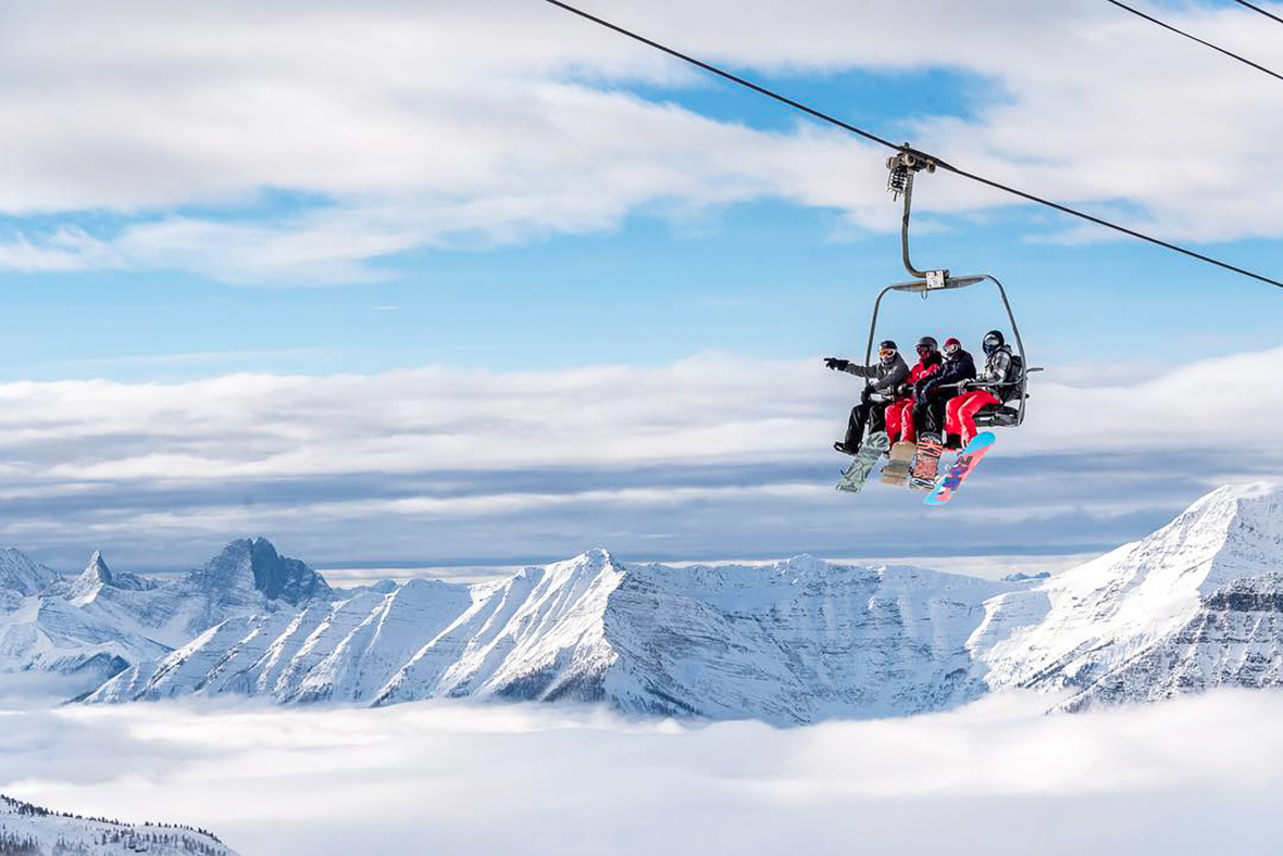 Snowboarder in einem Skilift des Sunshine Villages