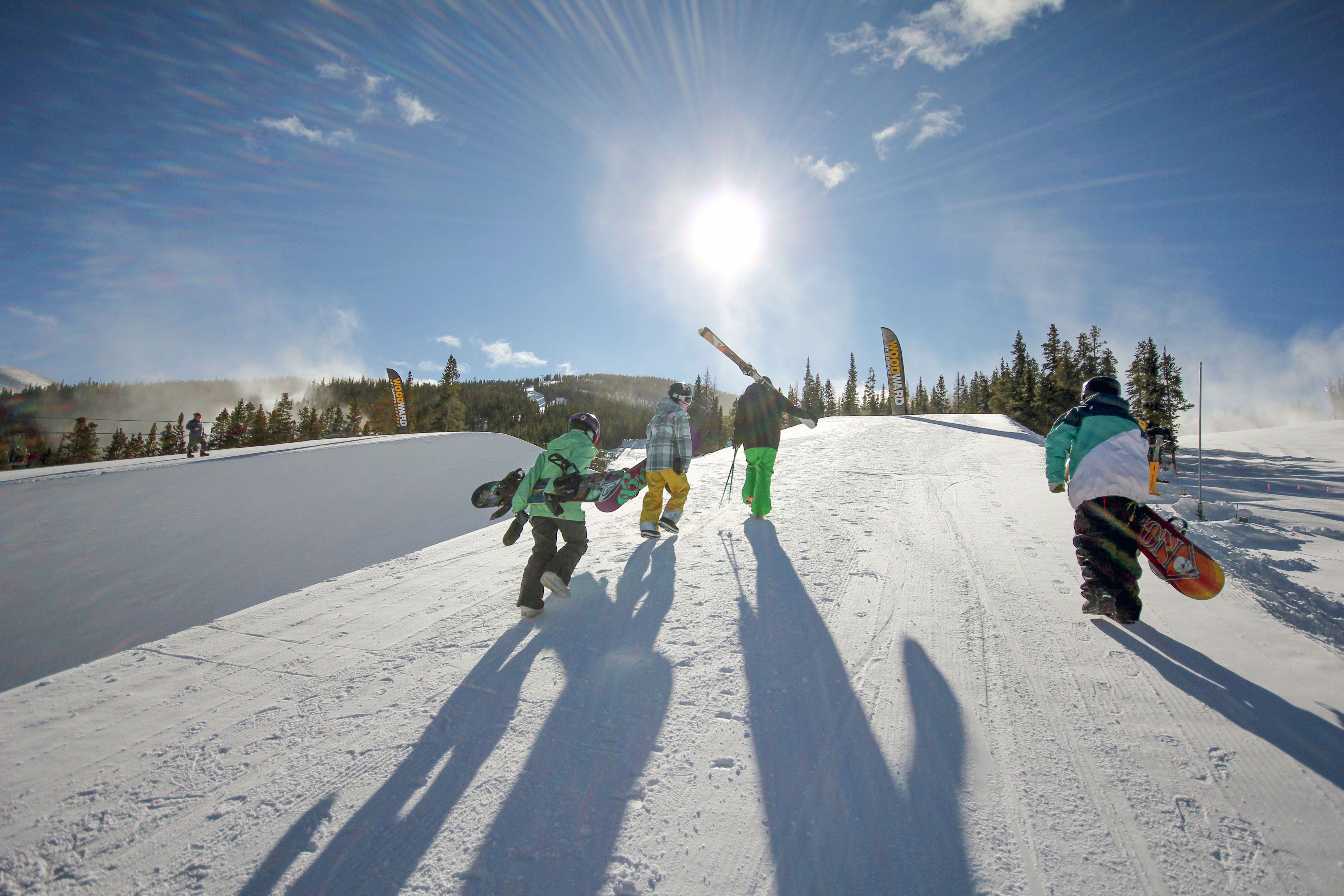 Snowboarder beim Aufstieg der Piste im Skigebiet "Copper Mountain" in Colorado