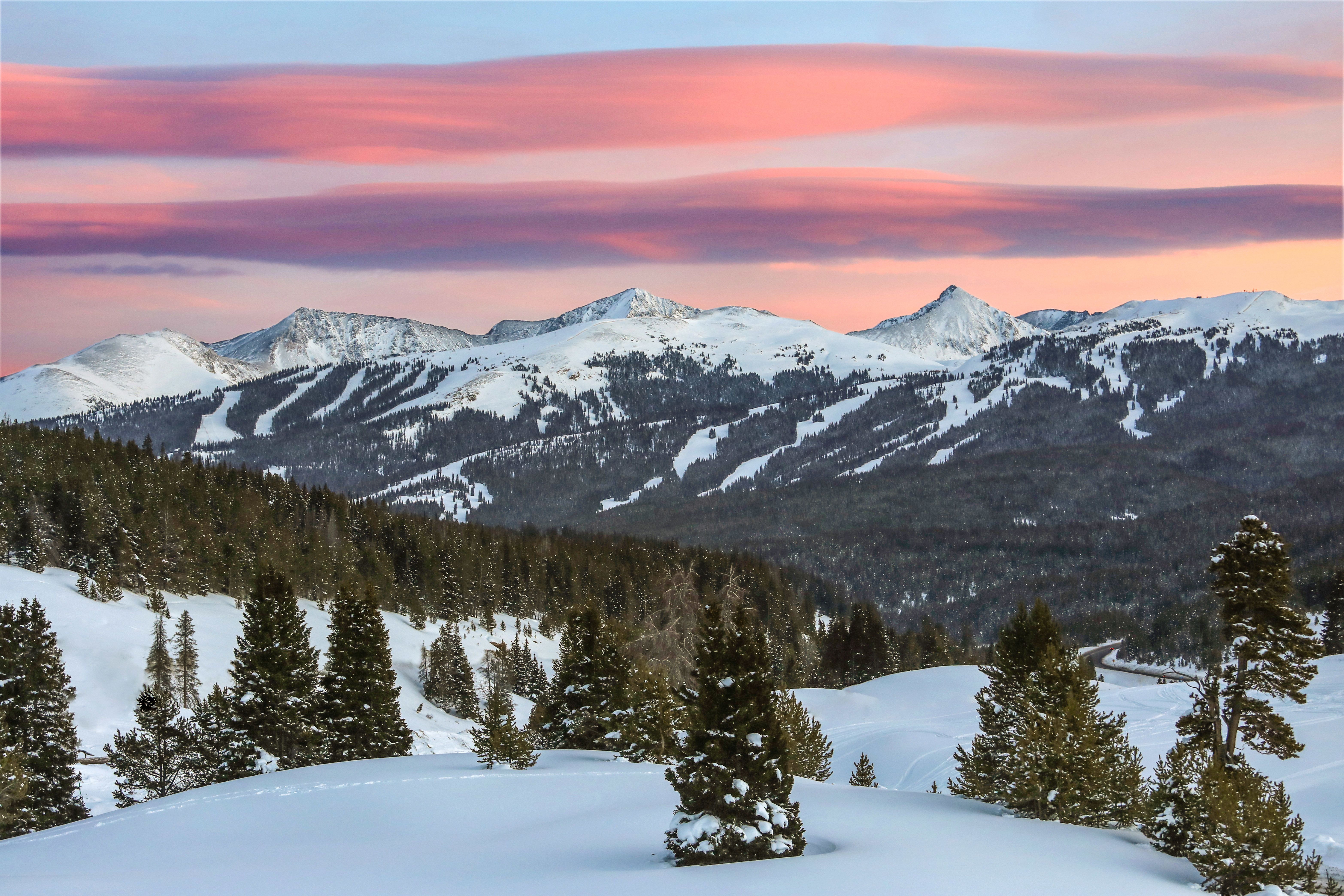 Farbenfroher Abendhimmel über dem Skigebiet "Copper Mountain" in Colorado