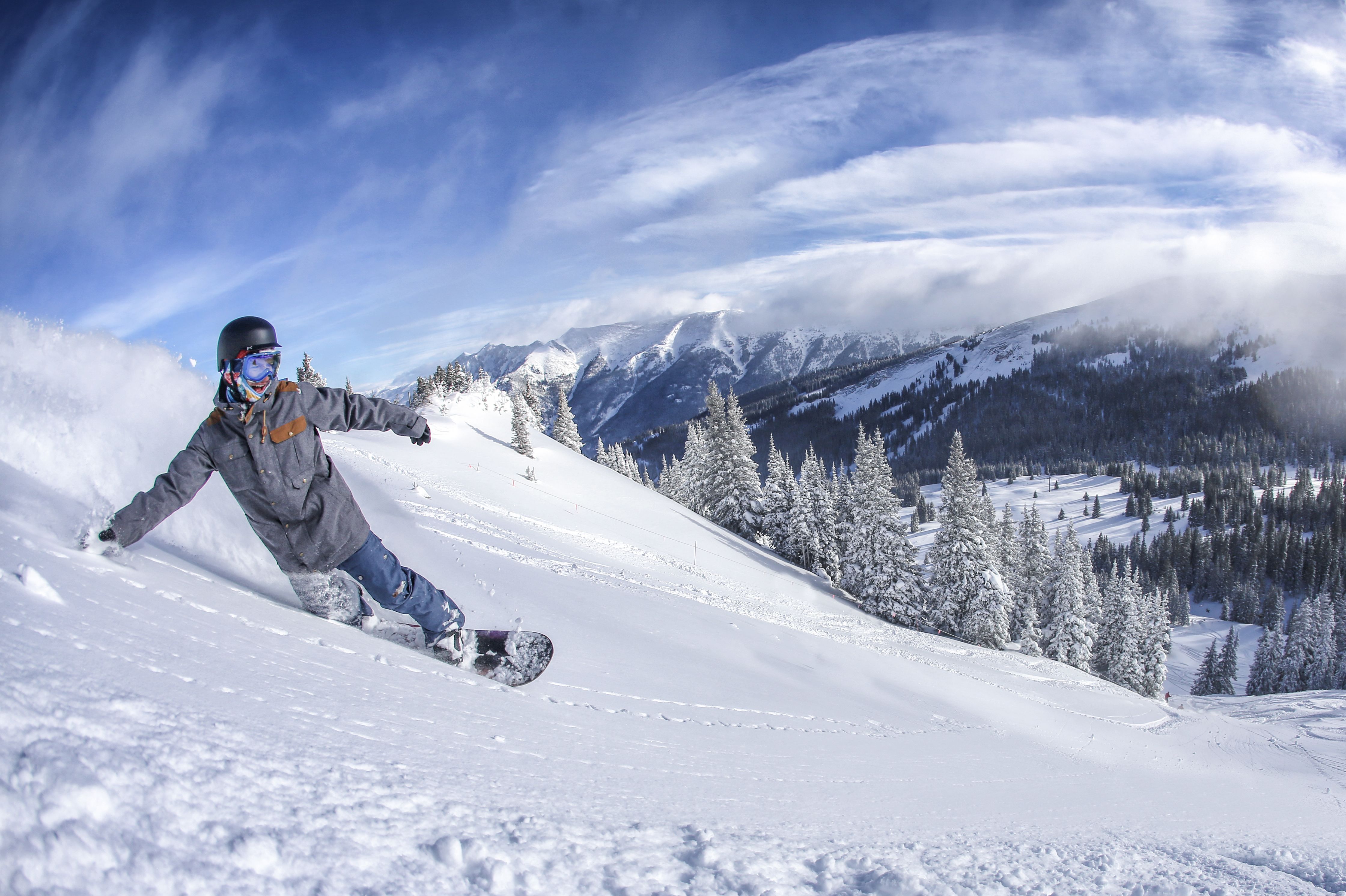 Ein Snowboarder im Skigebiet "Copper Mountain" in Colorado