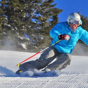 Skifahrer bei der Abfahrt