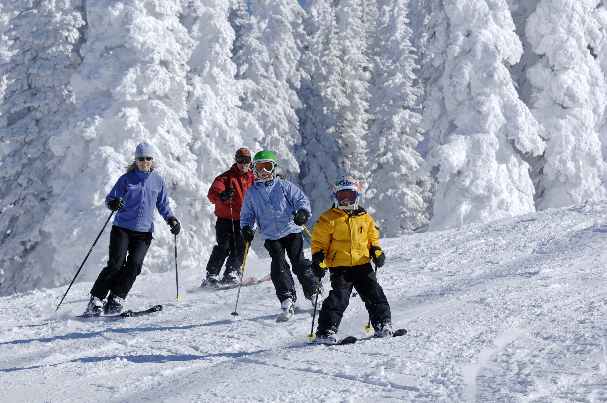 Skigruppe auf Abfahrt