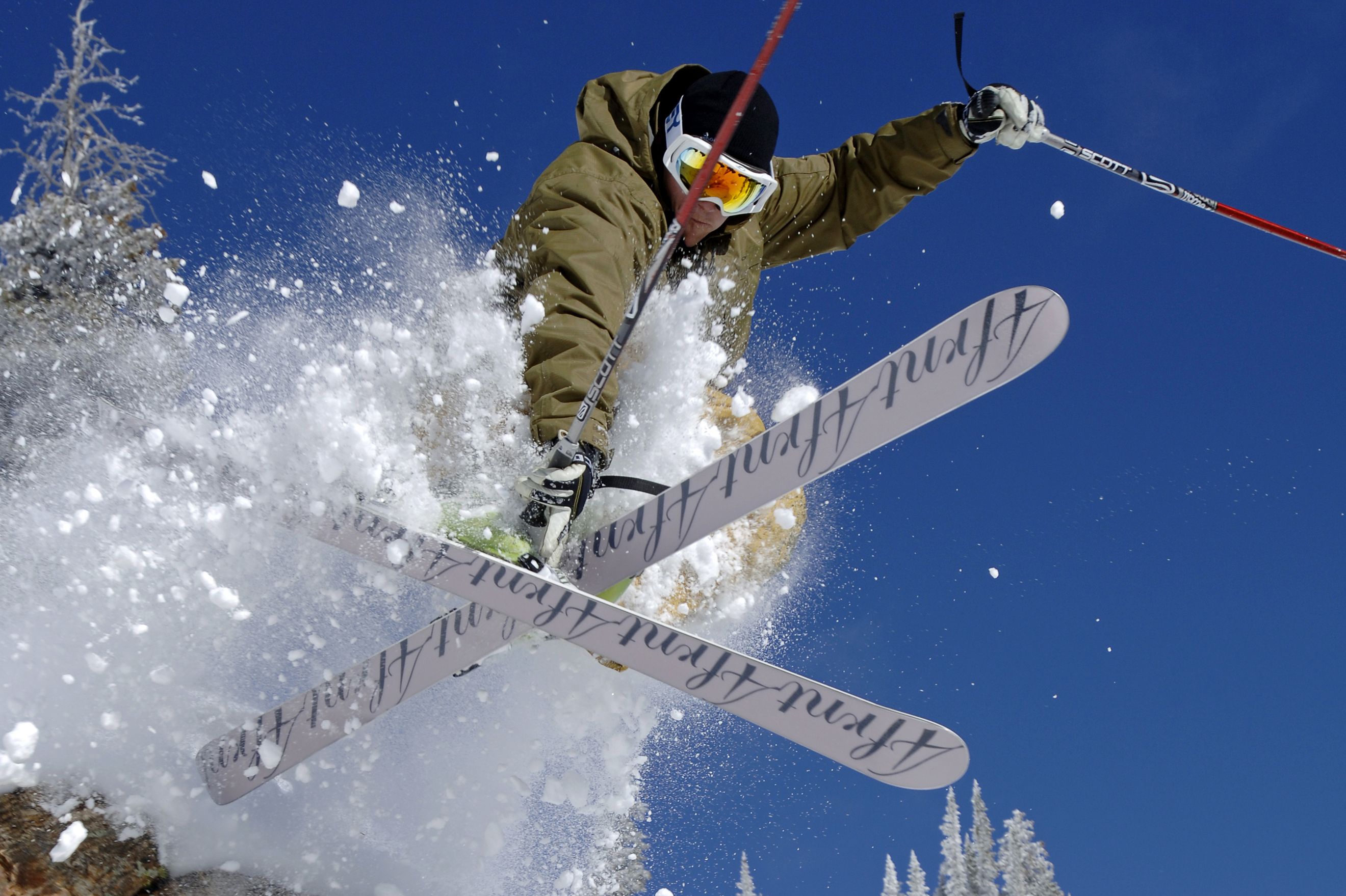 Skifahrer macht Tricksprung