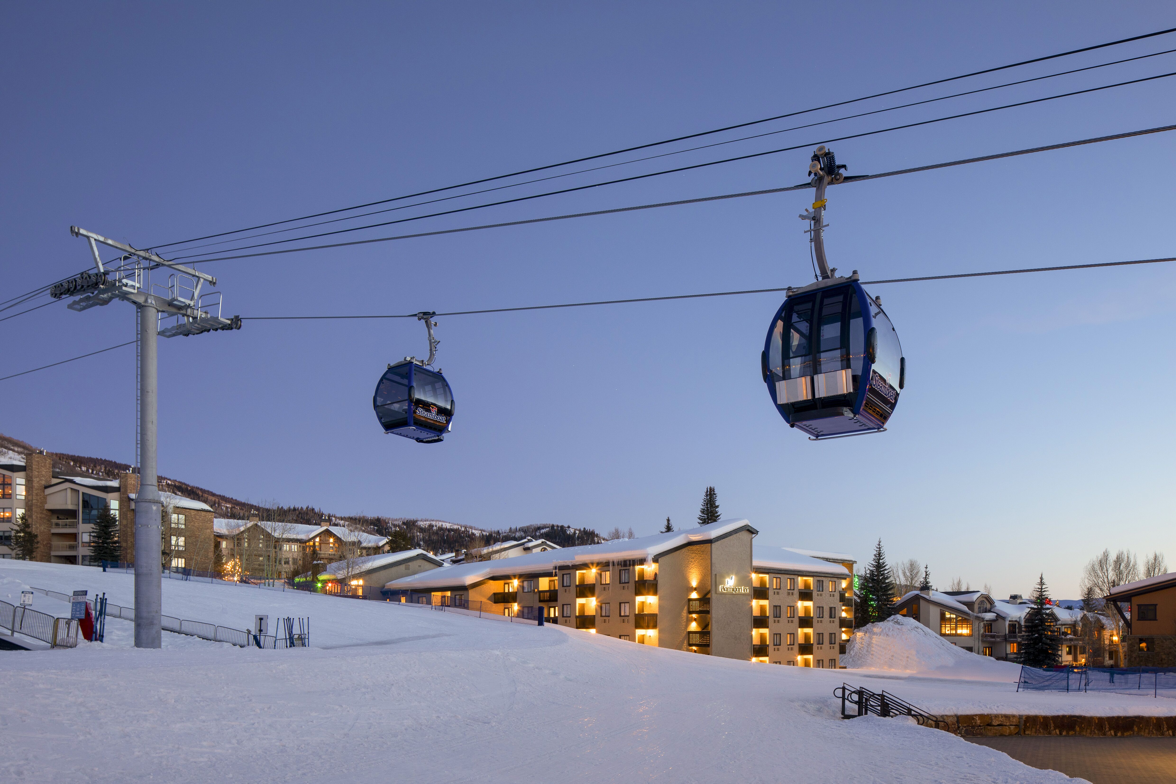 Gondeln über verschneiten Boden des Ptarmigan Inn Steamboat in Colorado