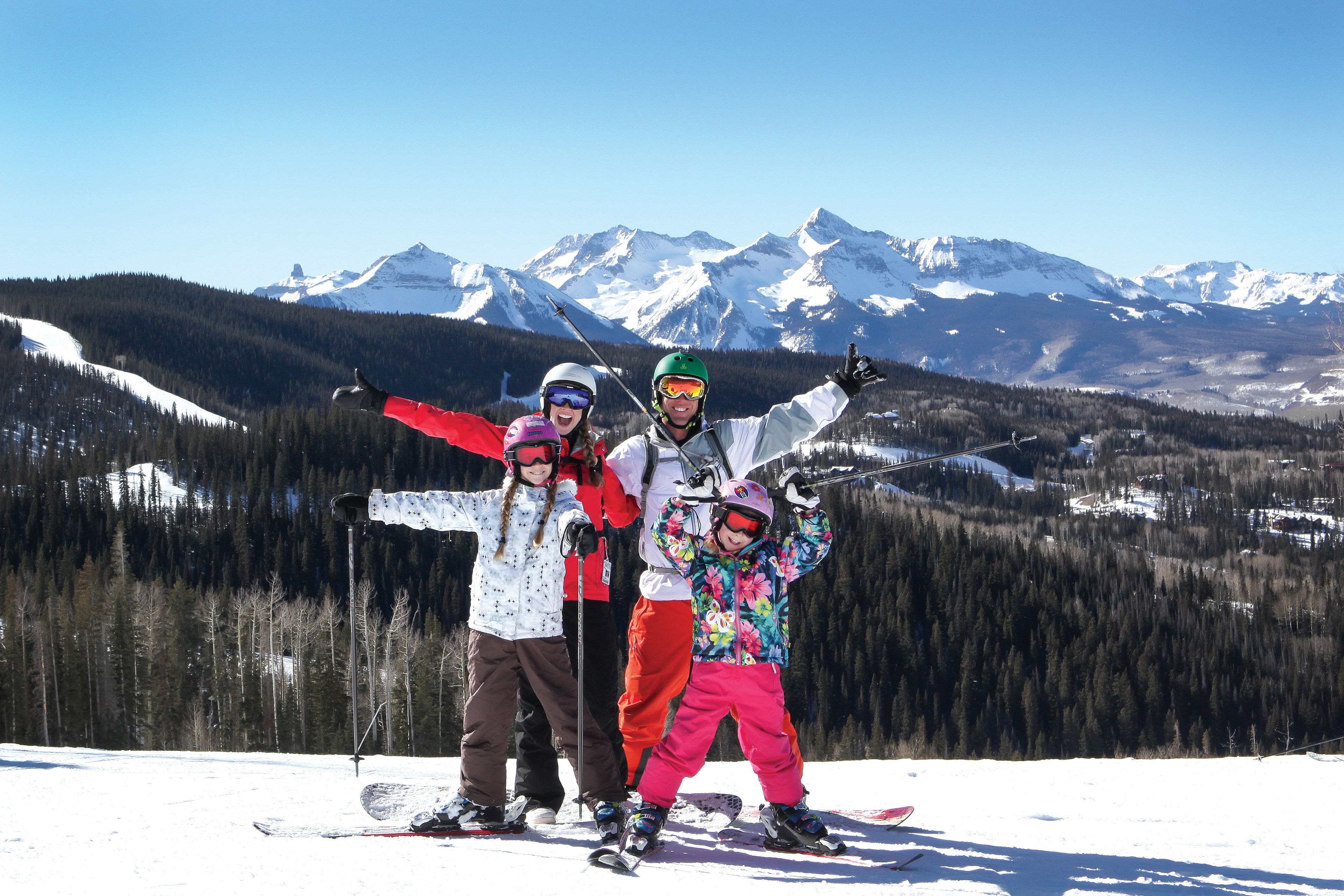 Familie beim Skifahren in Telluride, Colorado