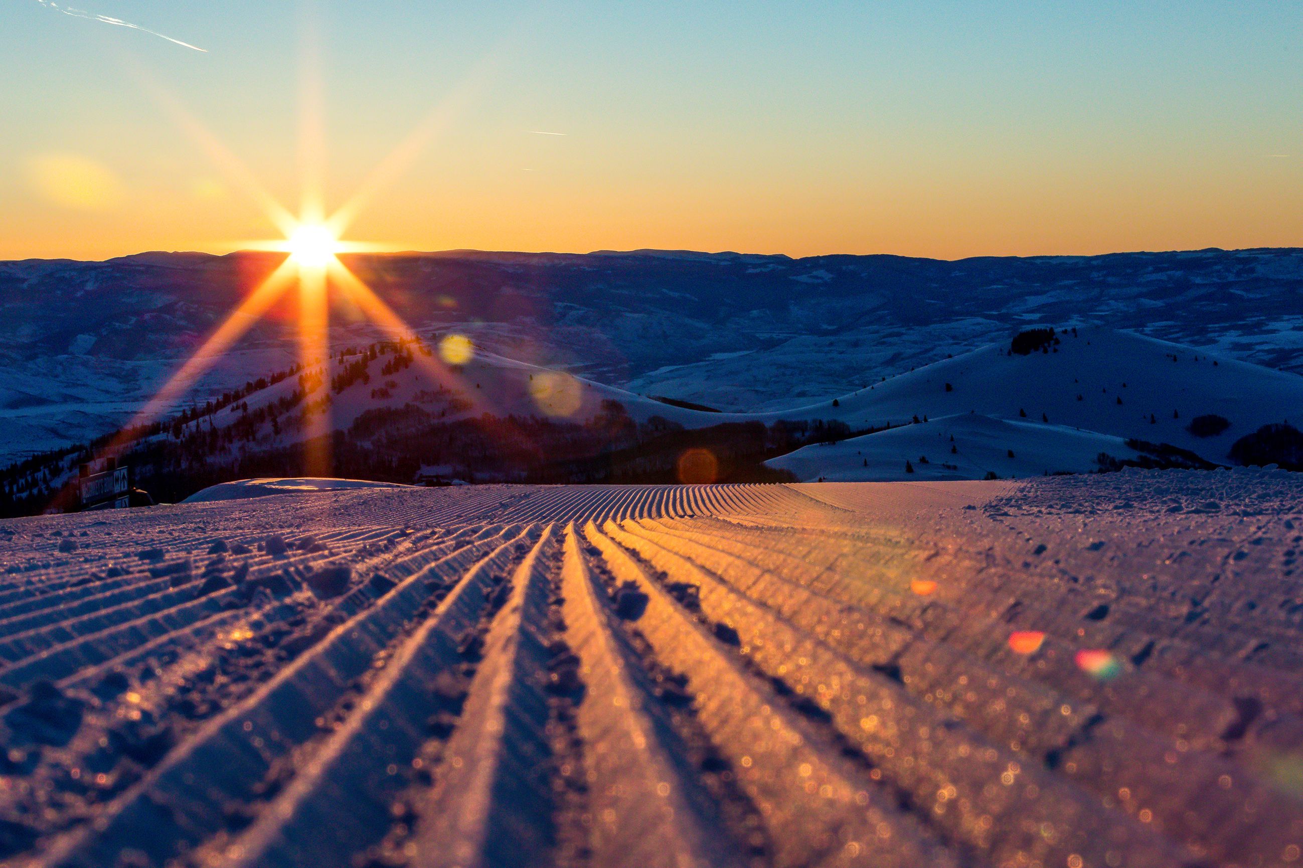 Atemberaubender Sonnenuntergang über verschneiten Bergen