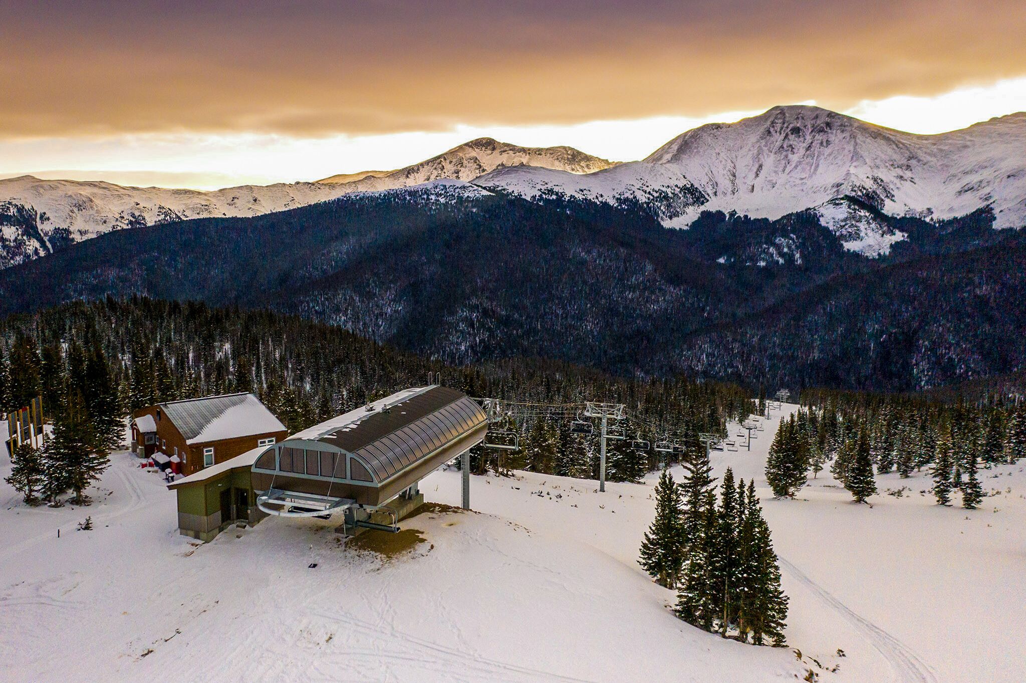 Wunderschöne Berglandschaft im Hintergrund der Talstation im Winter Park Colorado von Alterra