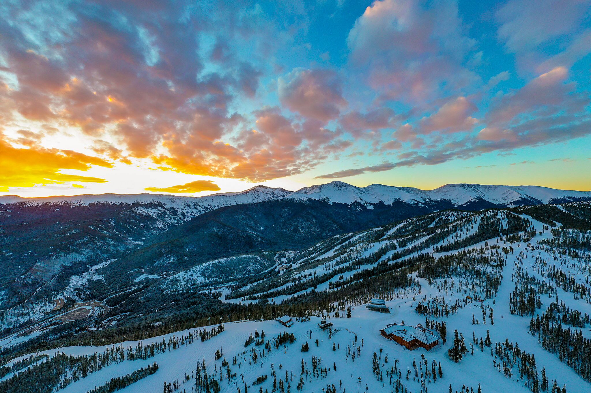 Goldener Sonnenuntergang über den Bergen dea Winter Parks Colorado von Alterra