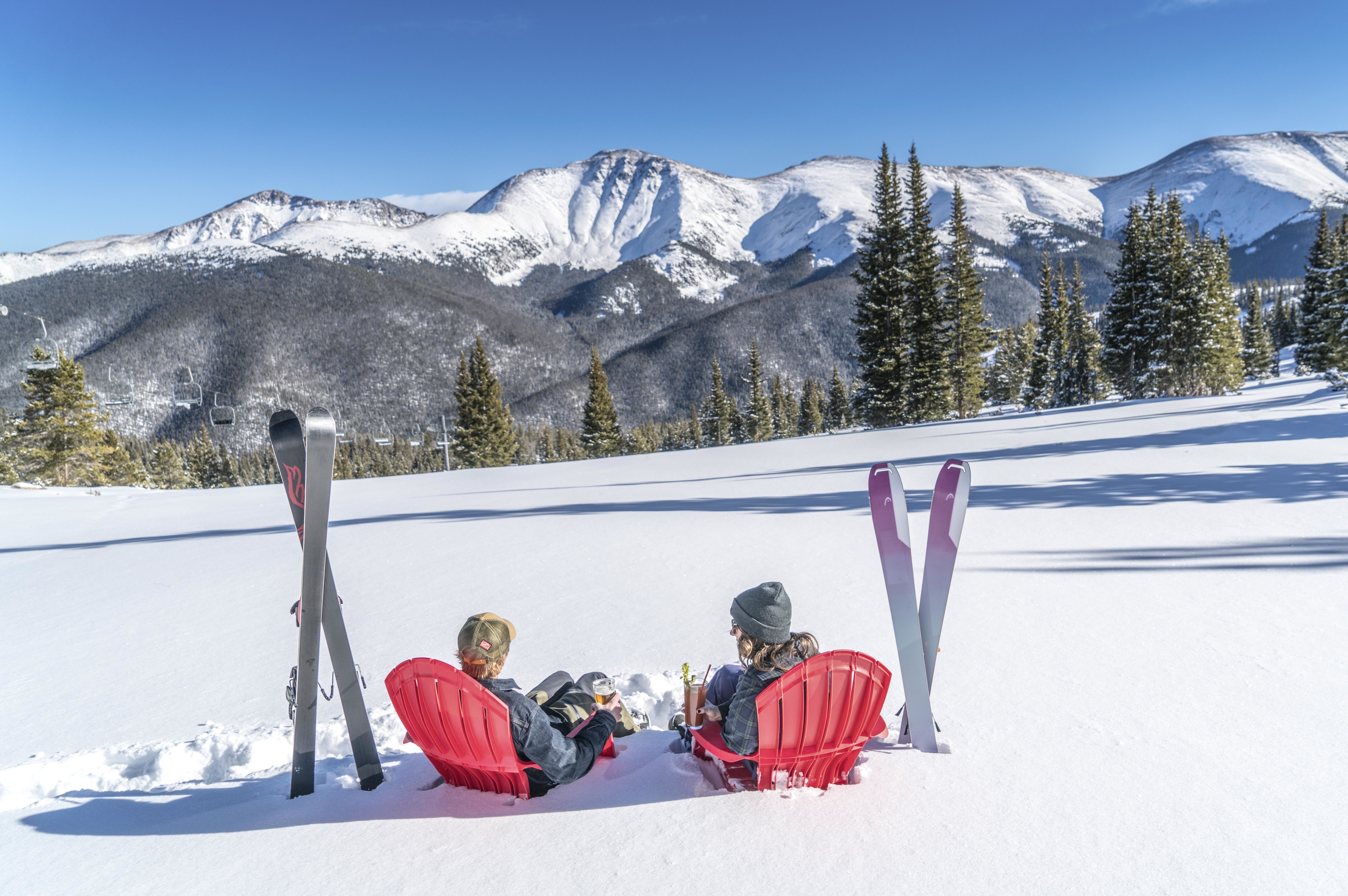 Zwei Skifahrer machen Pause im Winter Park Resort im US-Bundesstaat Colorado