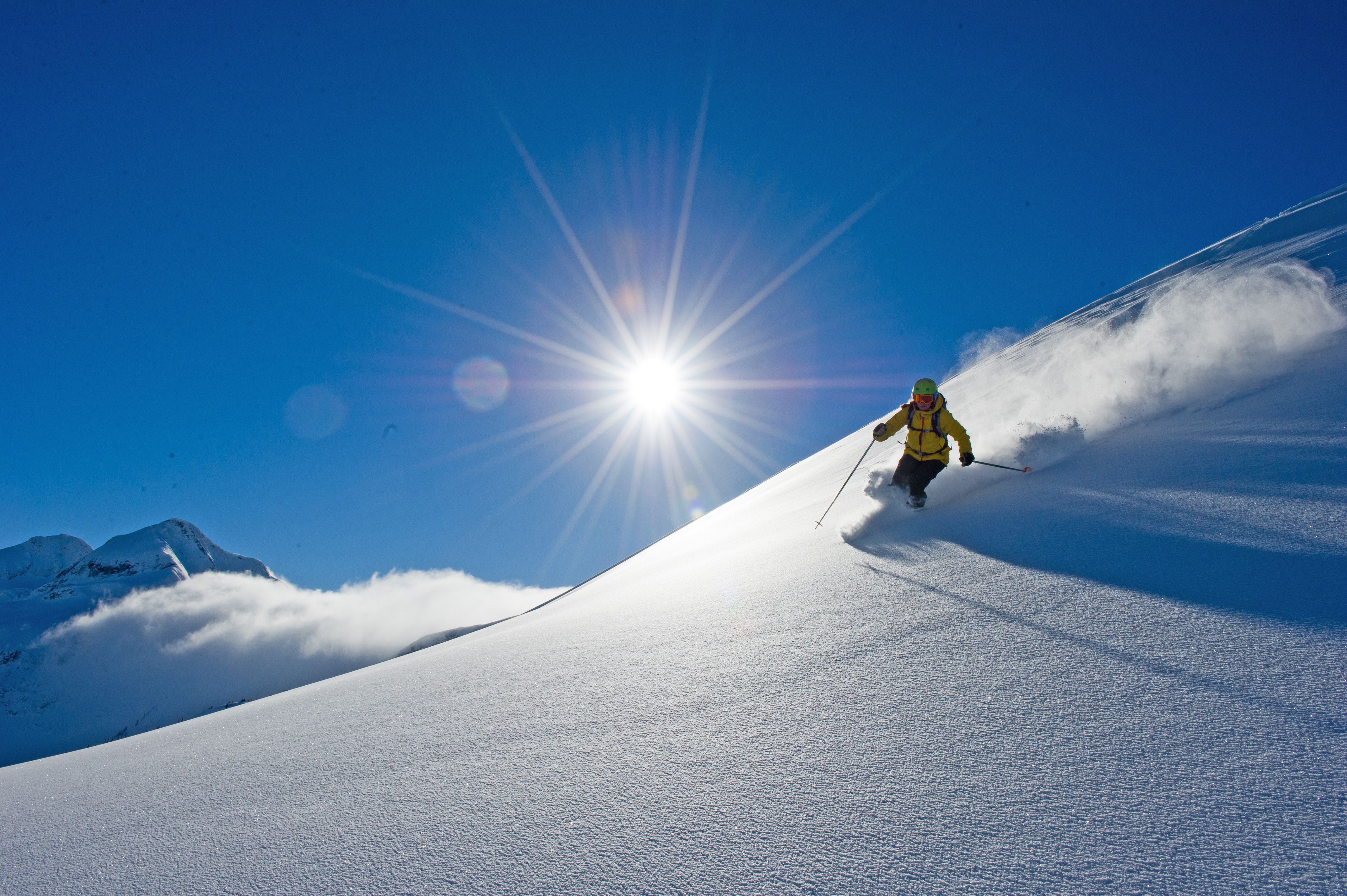 Skifahrer im Powderschnee