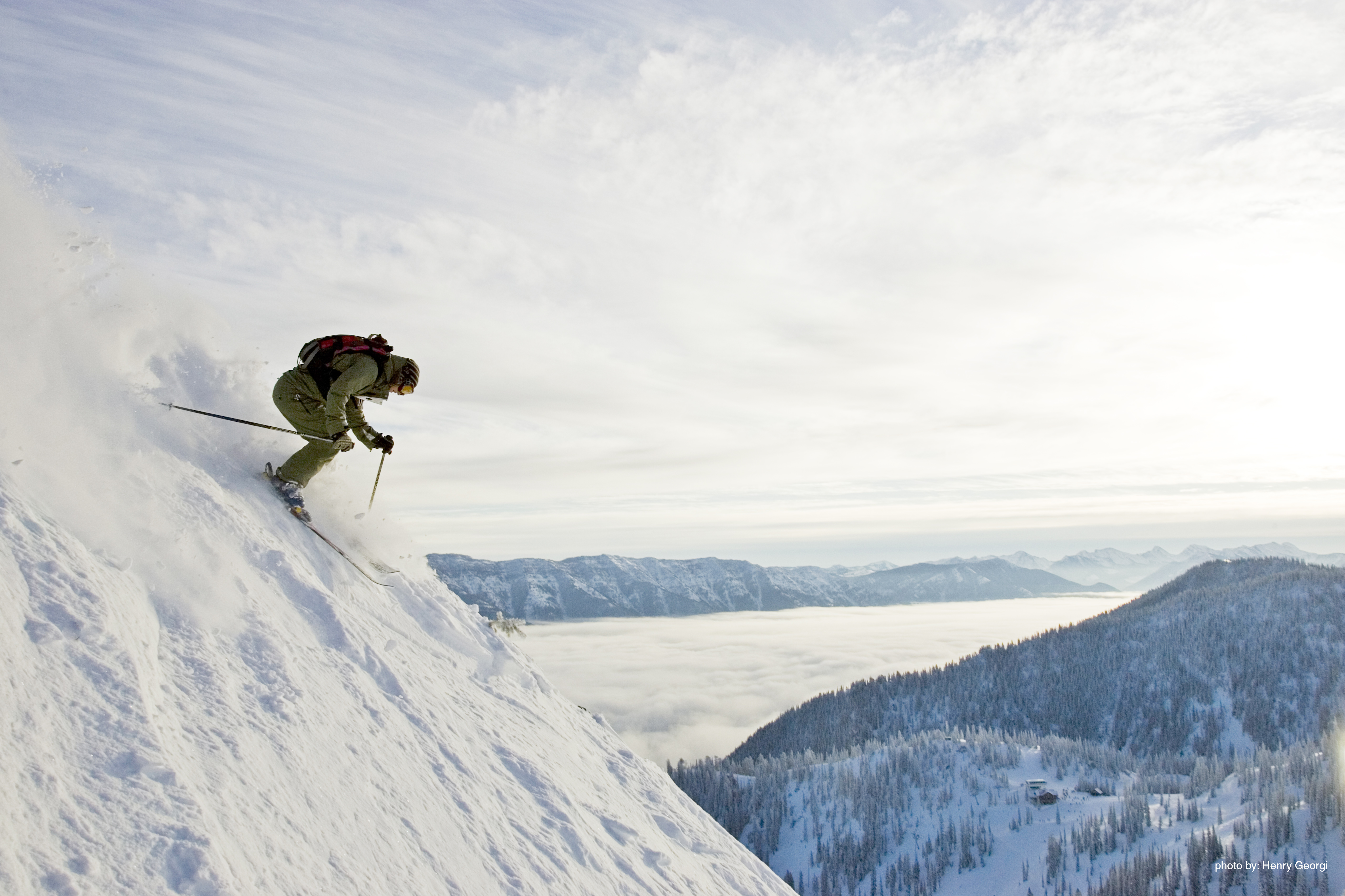 Skifahrer auf Abfahrt im Fernie Alpine Resort, BC, Canada