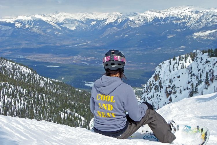 Snowboarderin geniesst die Aussicht