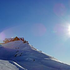 ski/kootenay-rockies/kicking-horse/allgemein/gegenlicht-huette.cr3000x3000-560x0