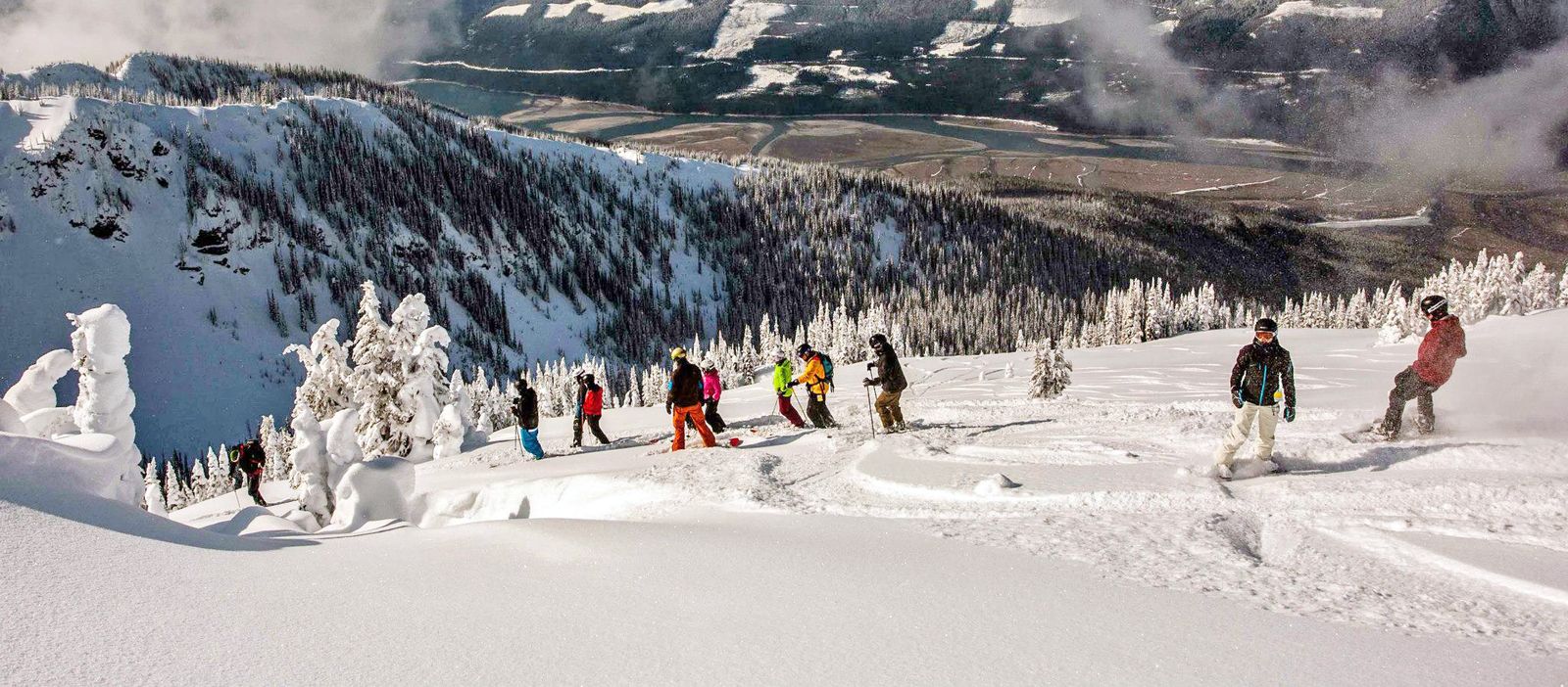 Gruppe Skifahrer auf dem Berg