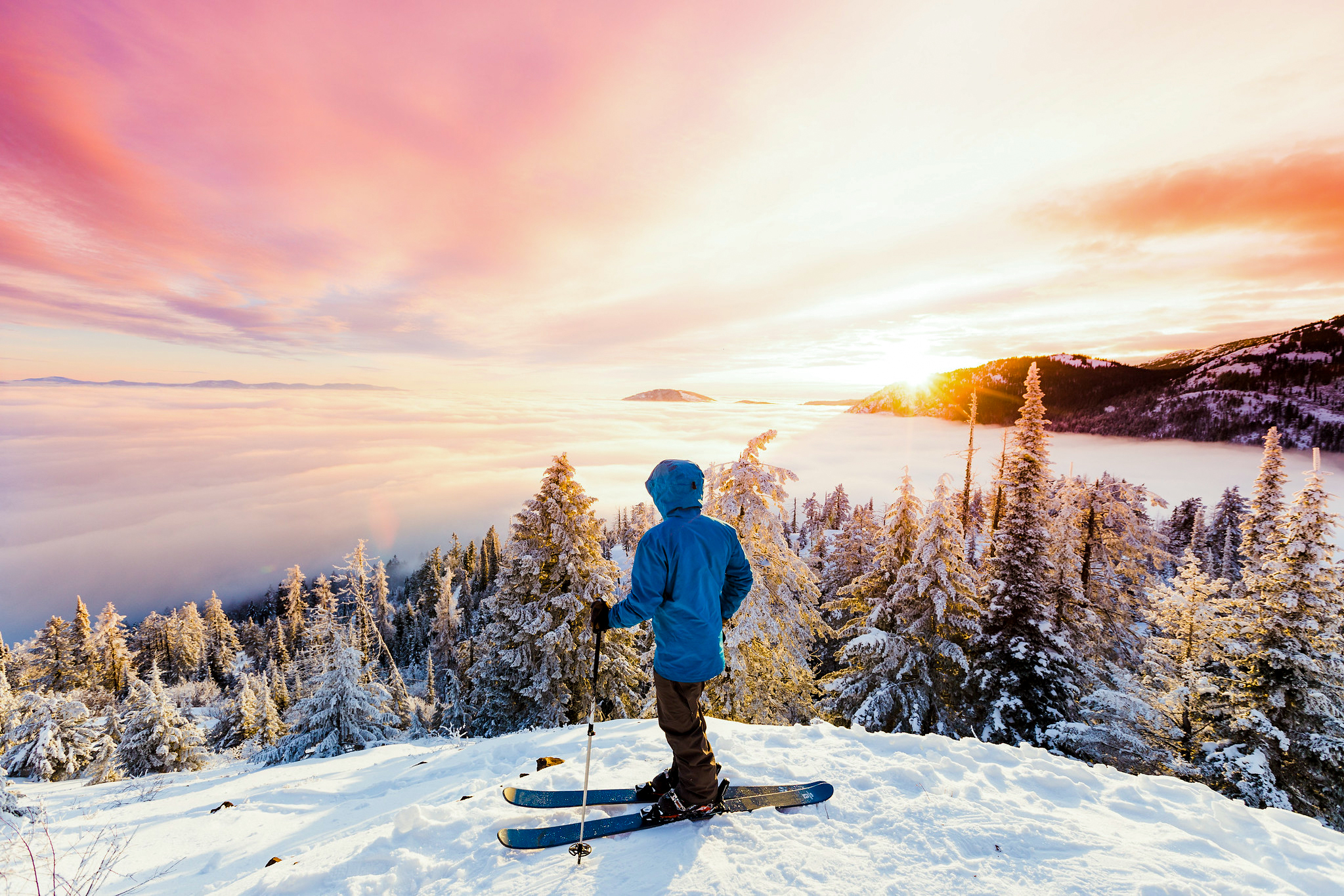 Ski fahren im Sonnenaufgang im Red Mountain Resort in British Columbia